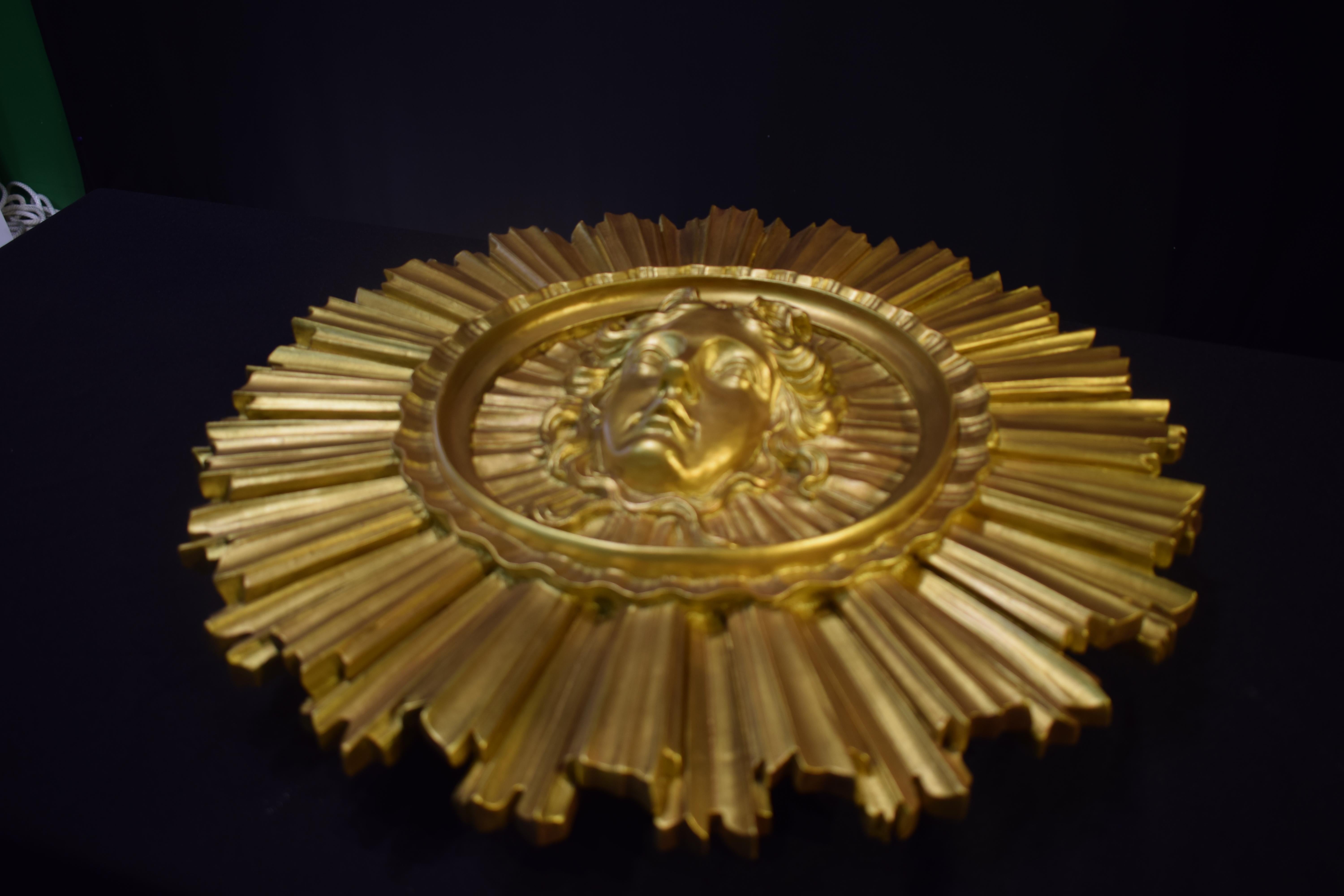 Colgante o empotrable dorado muy fino y muy decorativo en Bueno estado para la venta en Atlanta, GA