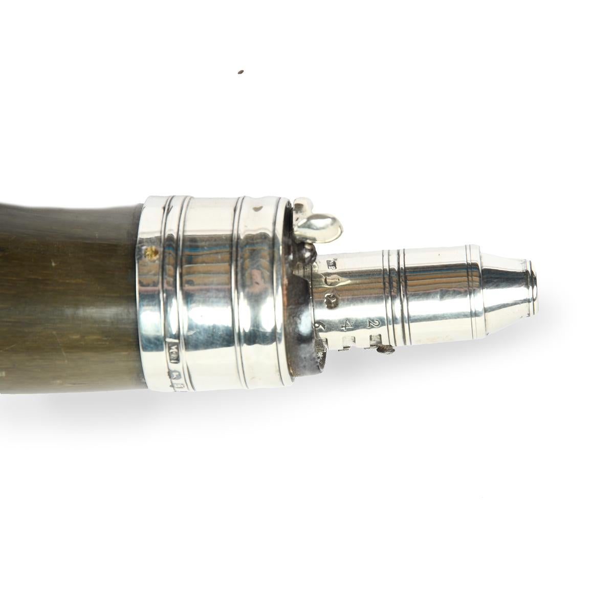 A Very Fine and Historically Significant George III Silver Mounted Powder Horn In Good Condition For Sale In Lymington, Hampshire