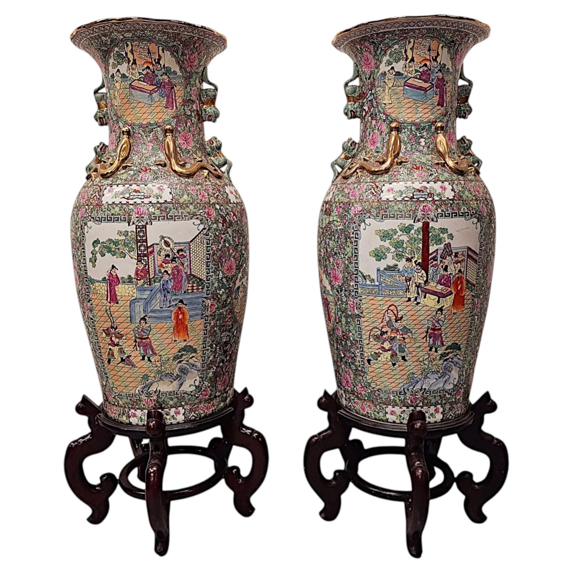 Un par muy fino e impresionante de urnas orientales pintadas a mano de principios del siglo XX