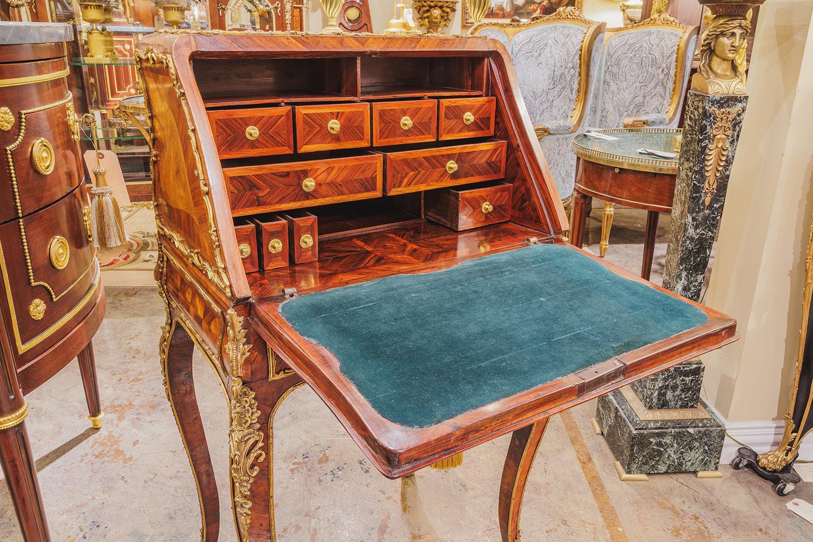 Louis XV A very fine and rare 18th  desk by Important Parisian ebeniste Pierre Migeon  For Sale