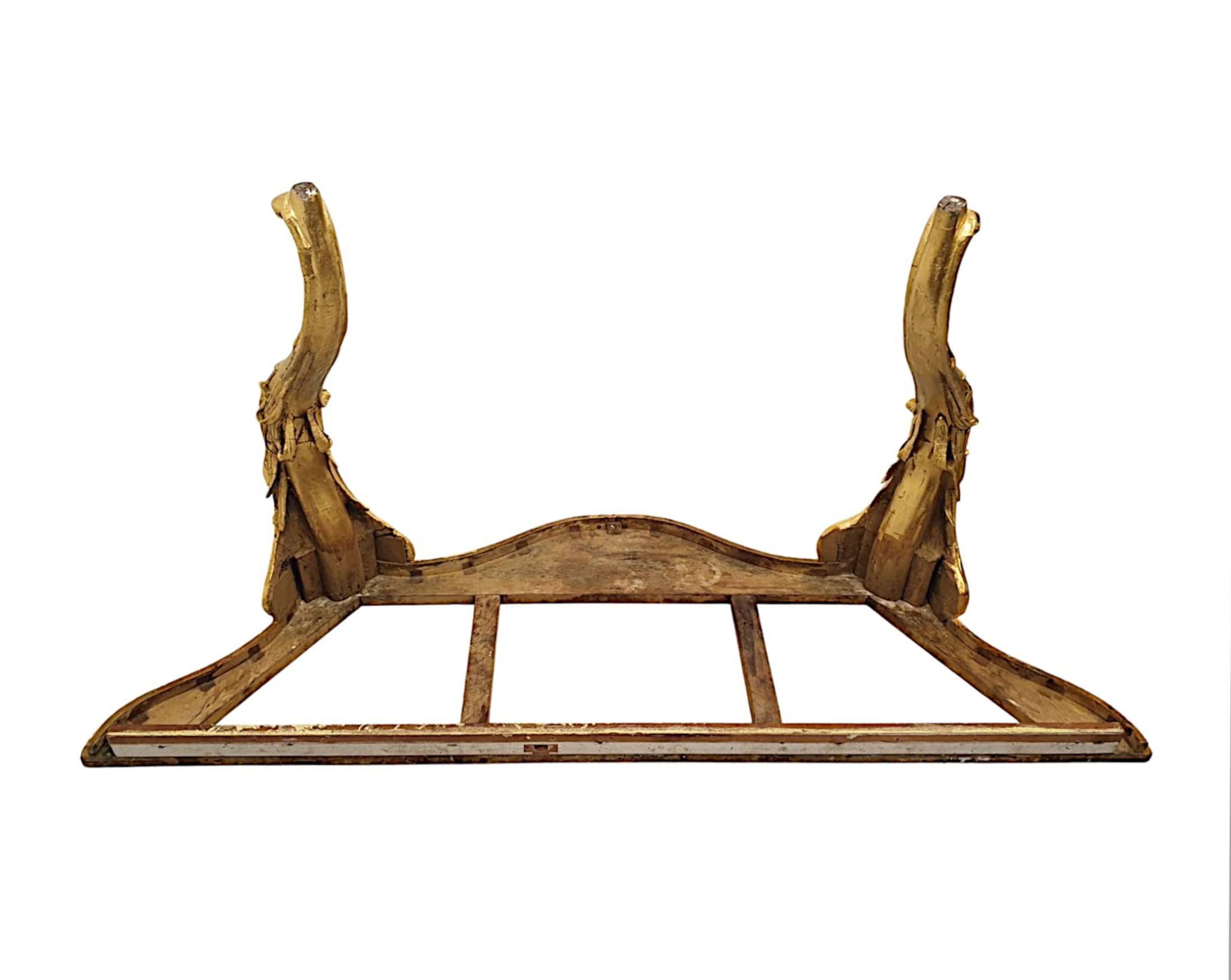 Une très belle et rare table console du 19ème siècle avec plateau en marbre et bois doré en vente 3