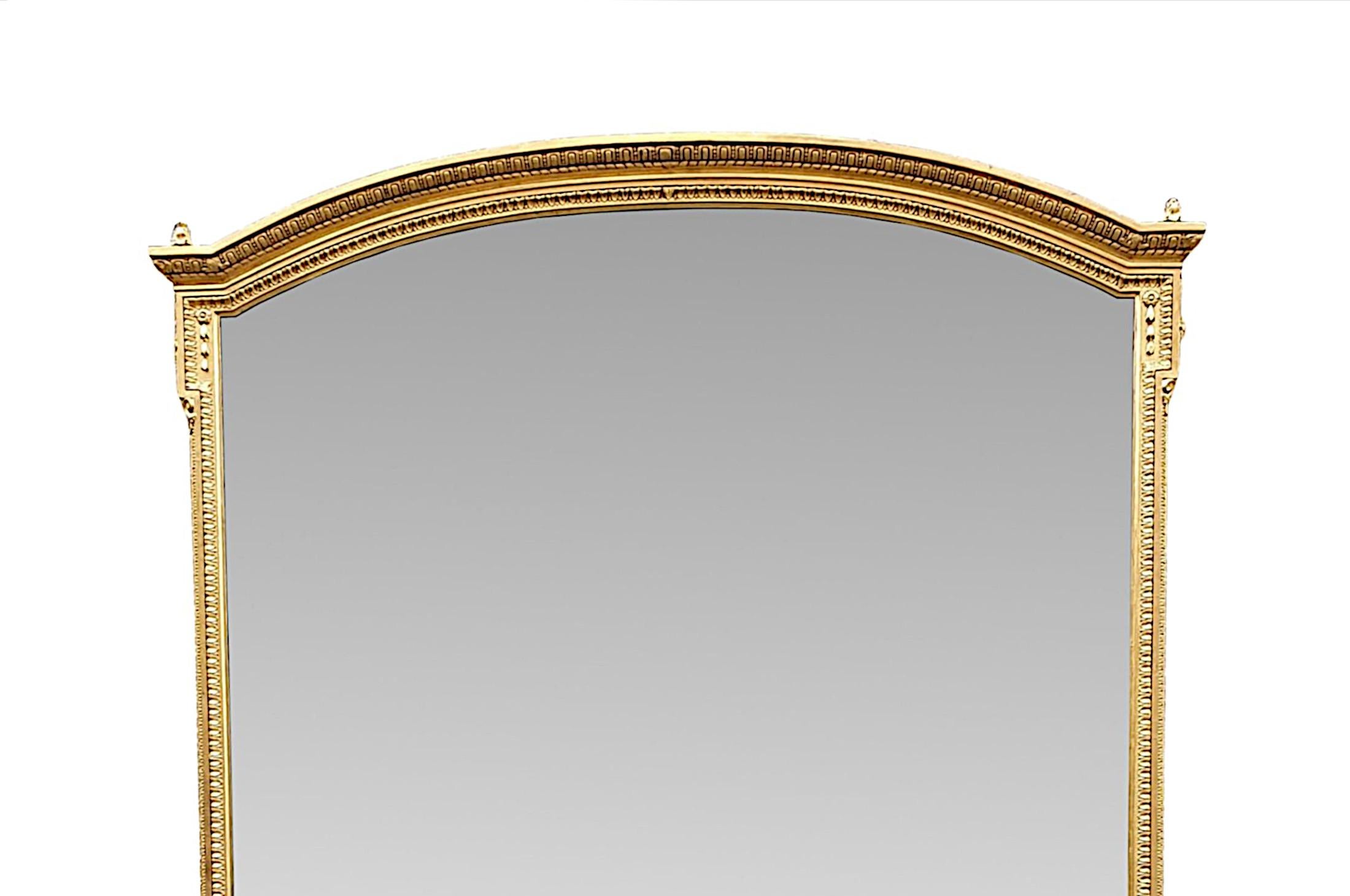 Un très beau et rare miroir surmonté d'un manteau du 19ème siècle de grandes proportions. La plaque de miroir en verre de forme rectangulaire se trouve dans un étonnant cadre en bois doré moulé et sculpté à la main, avec des motifs décoratifs