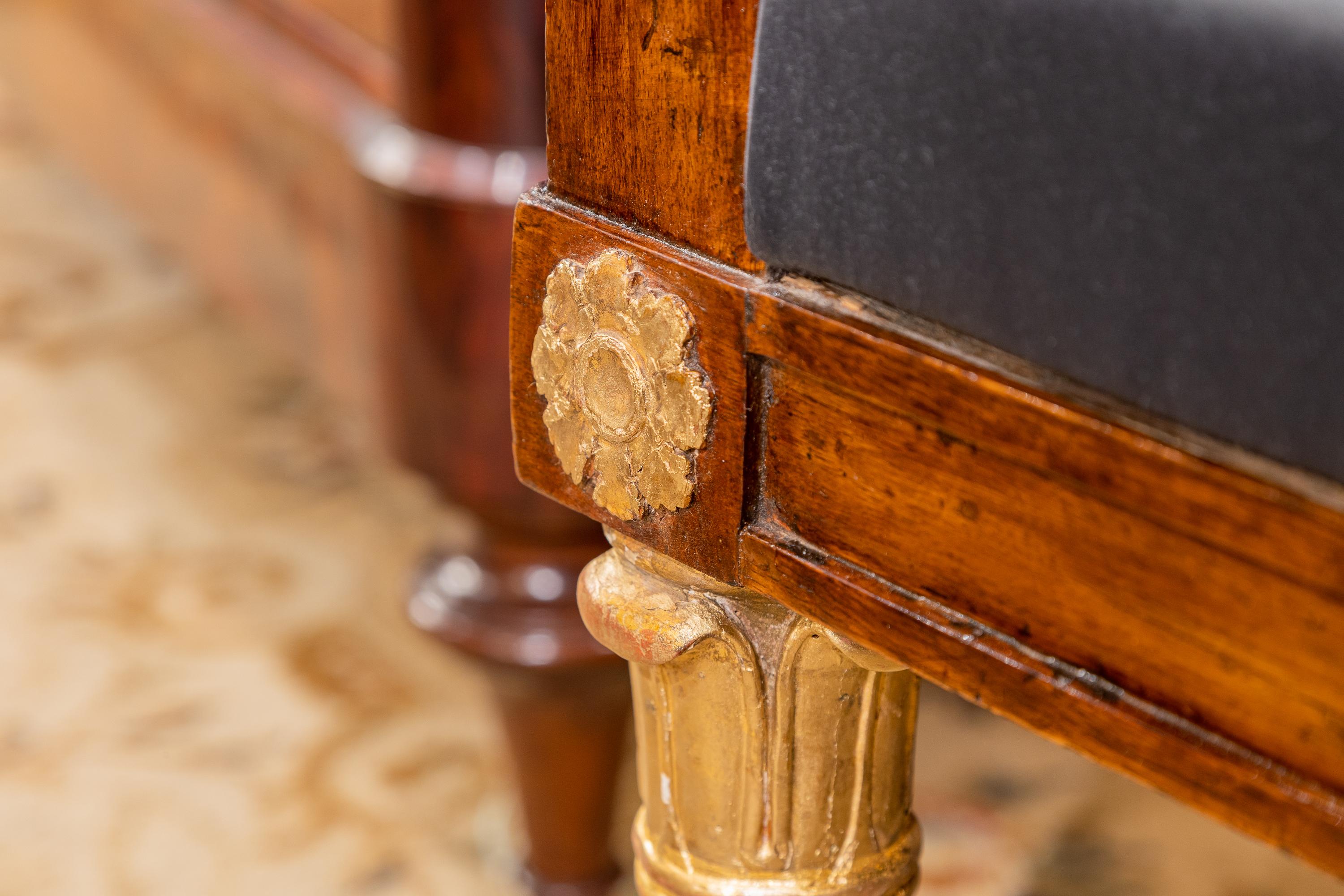 Sehr schönes und seltenes Paar geschnitzte und vergoldete italienische Empire-Stühle aus dem frühen 19. (Französisch) im Angebot
