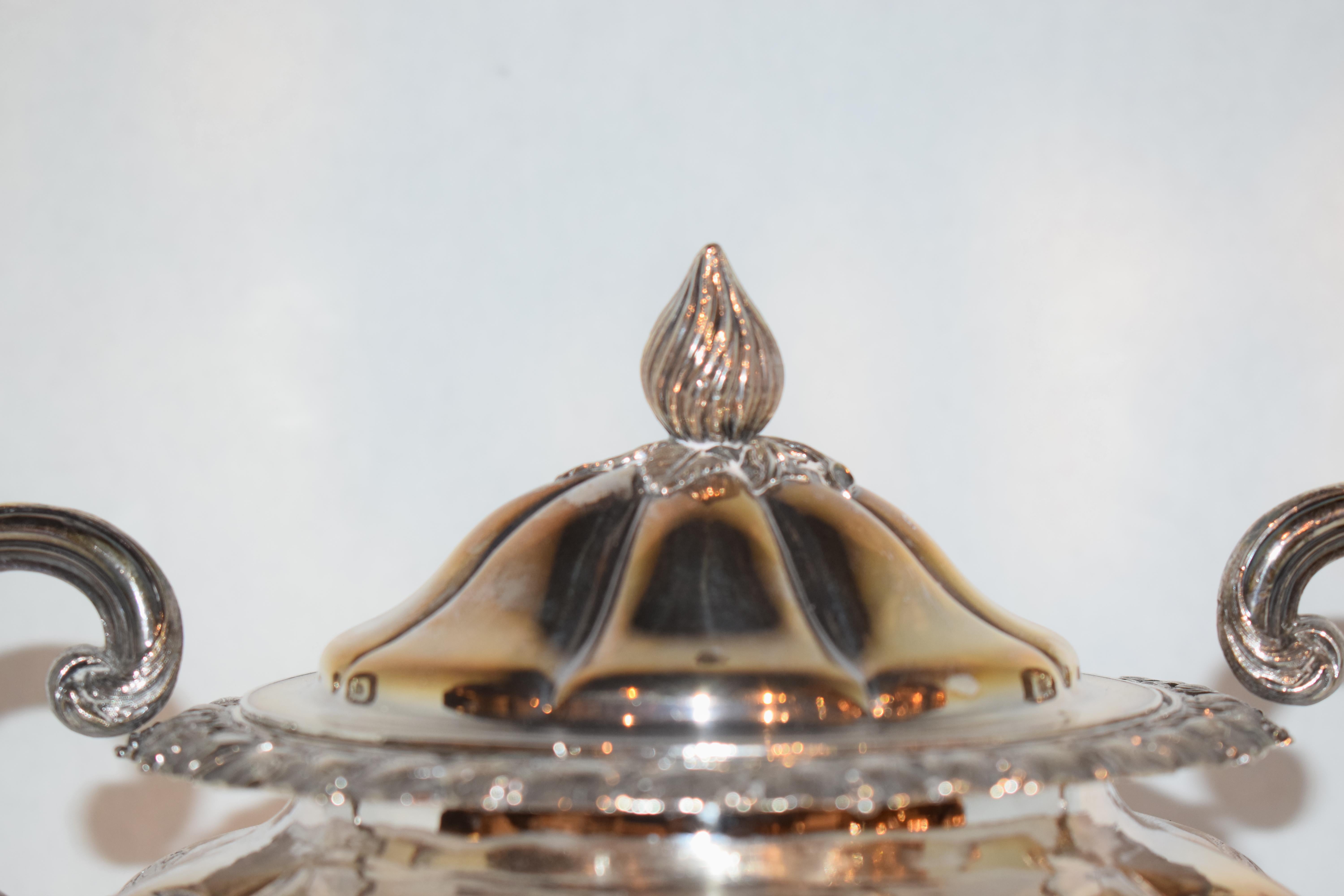 Un très fin et rare plat de service à caviar en métal argenté de style néoclassique. Le compartiment intérieur est plaqué or. Angleterre, vers 1900.
Dimensions : Hauteur  10