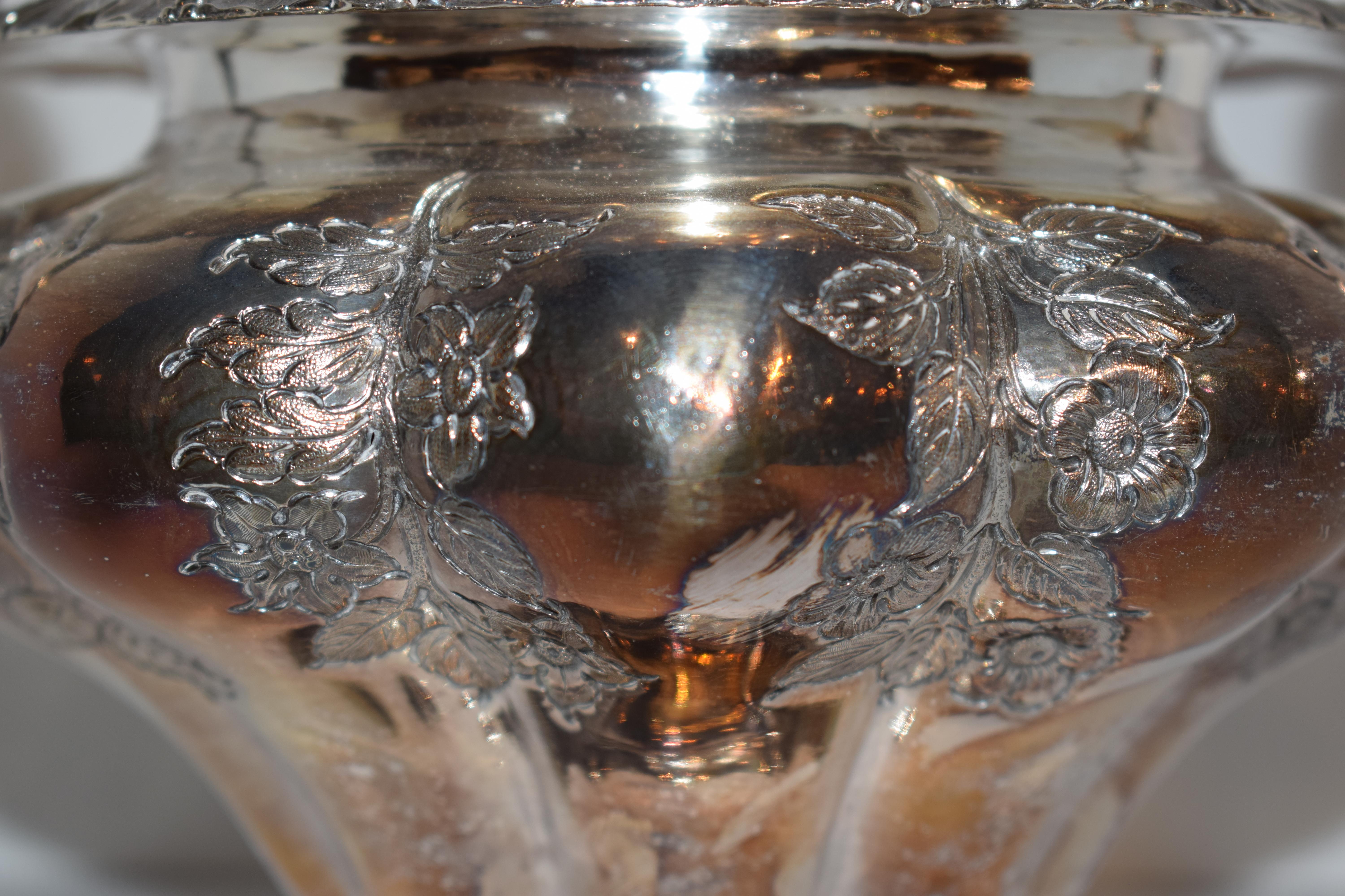 Néoclassique Un très beau et rare plat de service à caviar plaqué argent. en vente
