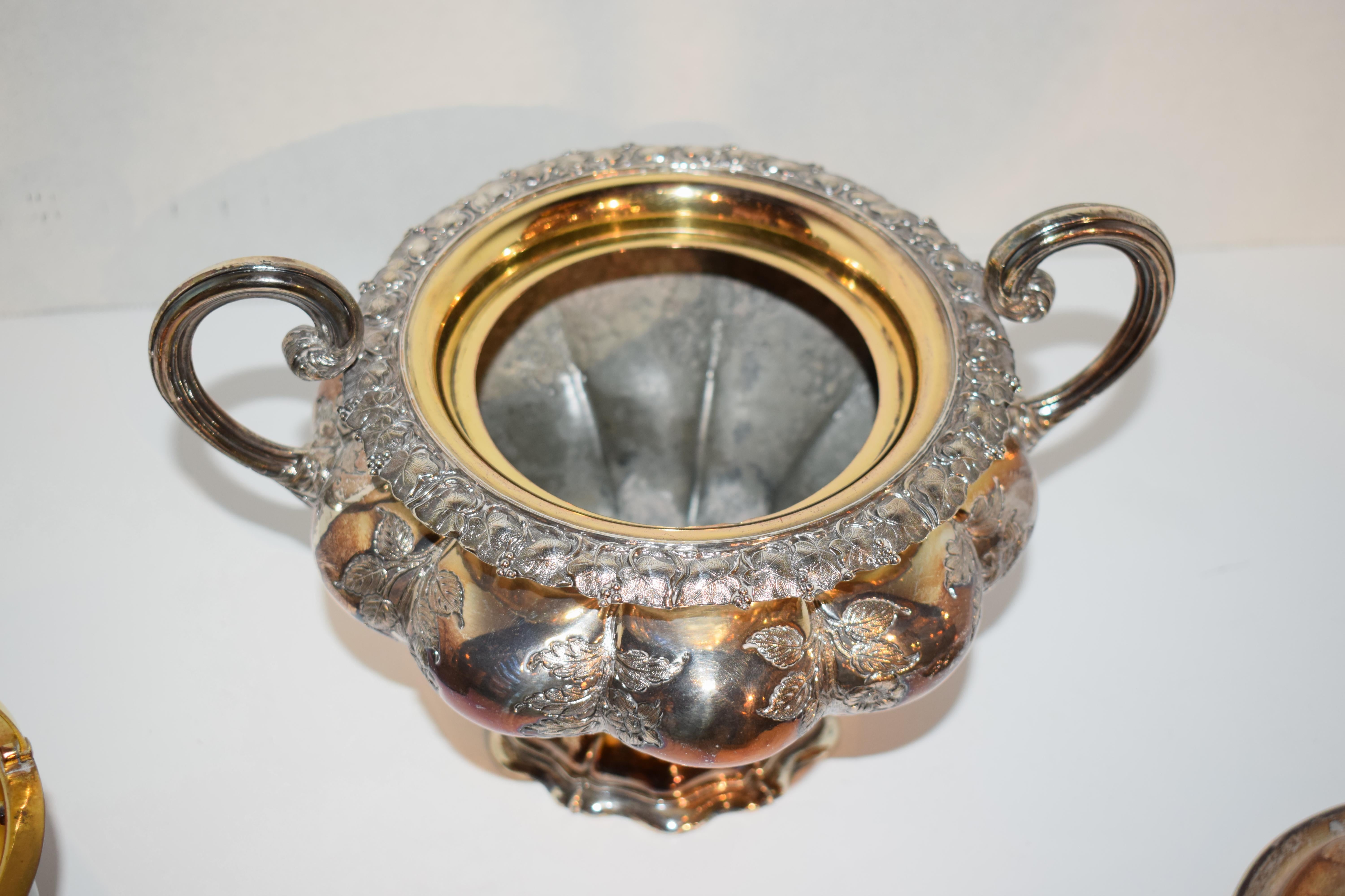 Un très beau et rare plat de service à caviar plaqué argent. Bon état - En vente à Atlanta, GA
