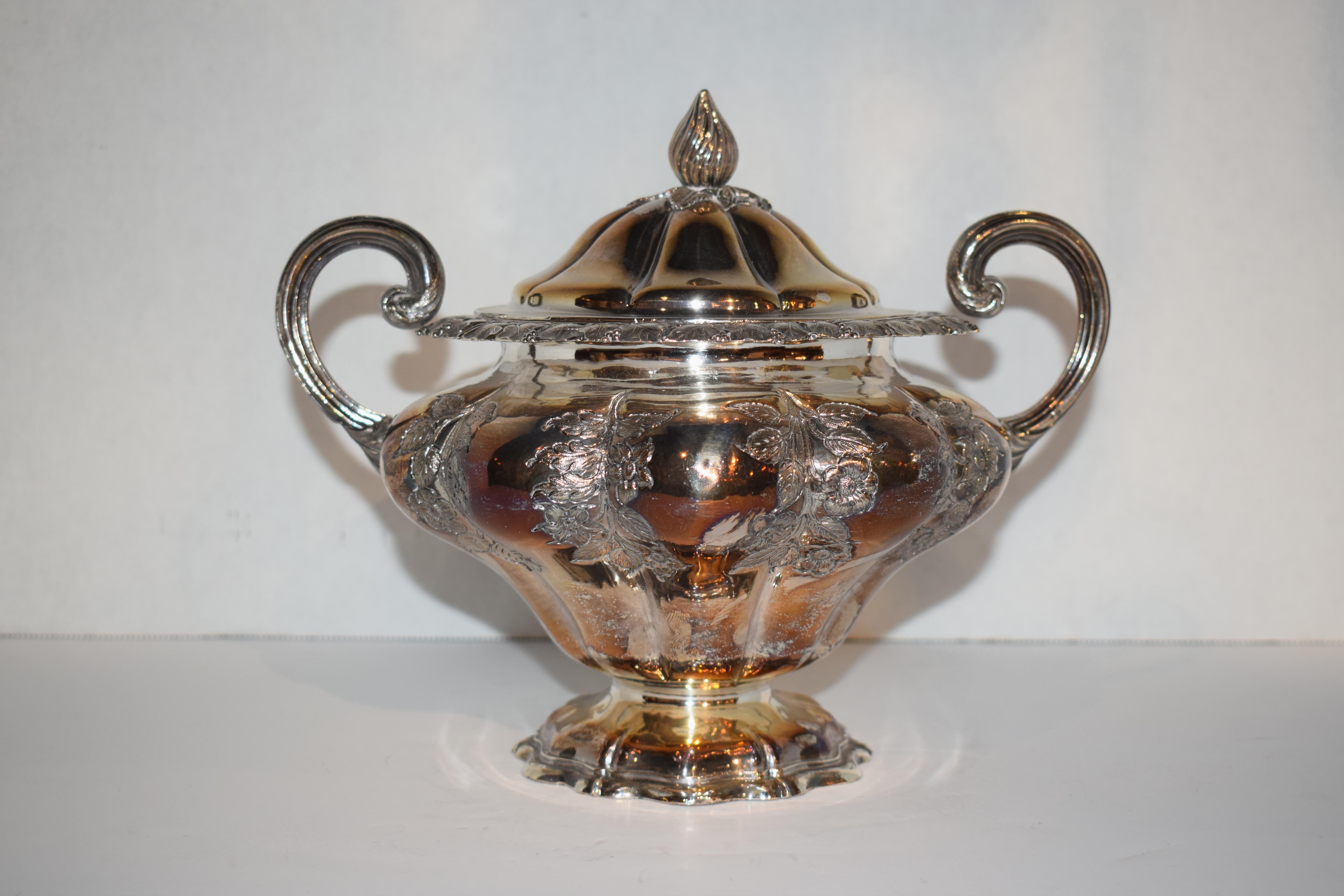 Un très beau et rare plat de service à caviar plaqué argent. en vente 1