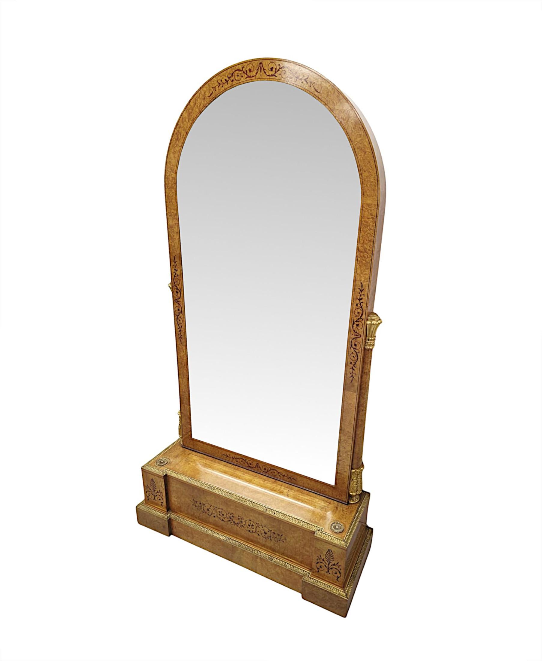 Très beau et inhabituel miroir chevalet encadré en érable piqué du début du XXe siècle, de qualité exceptionnelle, magnifiquement sculpté, incrusté de lignes et monté en bronze doré, avec une patine et un grain d'une grande richesse.  La plaque de