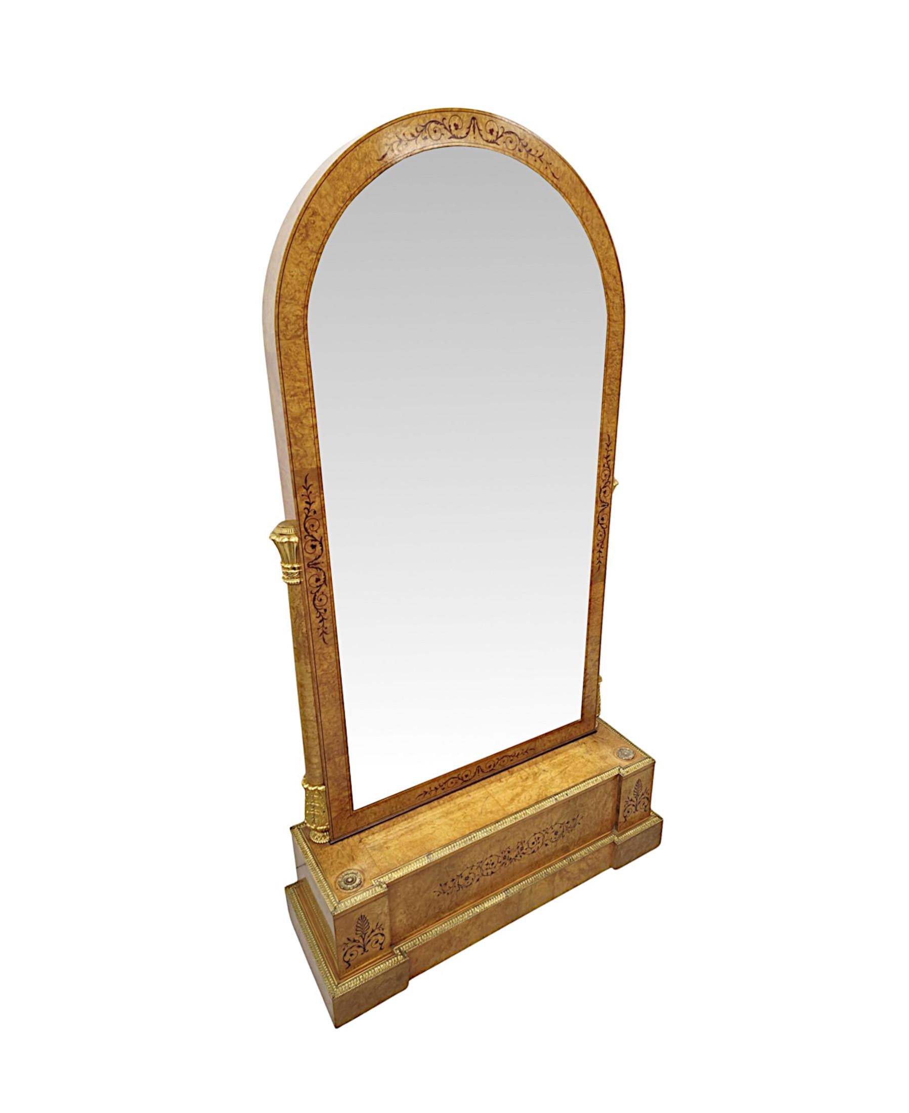 Anglais Très beau et inhabituel miroir de cheval en érable piqué incrusté du début du 20e siècle en vente