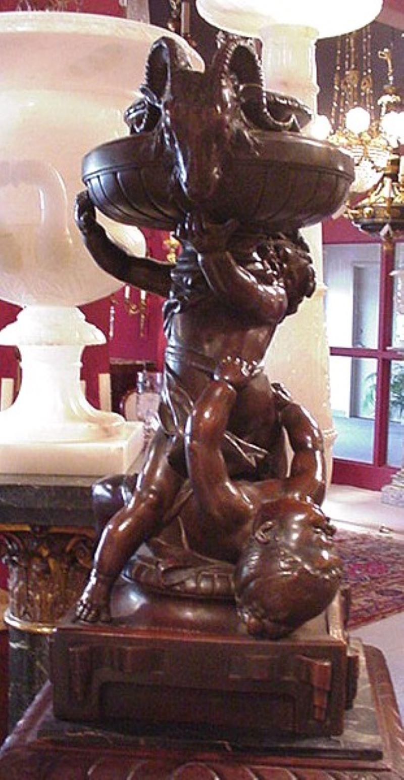 Très belle et inhabituelle jardinière figurative représentant un groupe d'angelots en vente 4