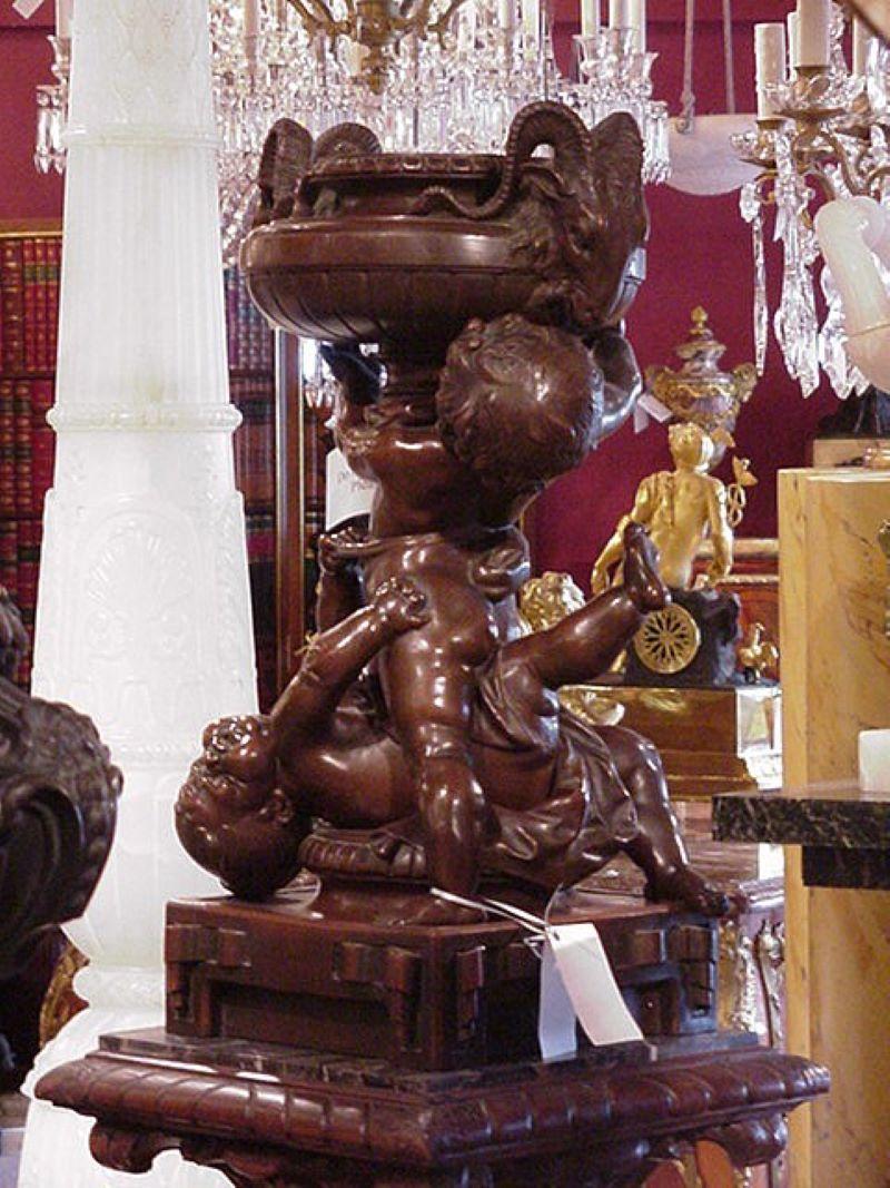 Très belle et inhabituelle jardinière figurative représentant un groupe d'angelots en vente 2