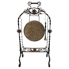  Un gong de cena muy fino e inusual de las artes y oficios de finales del siglo XIX