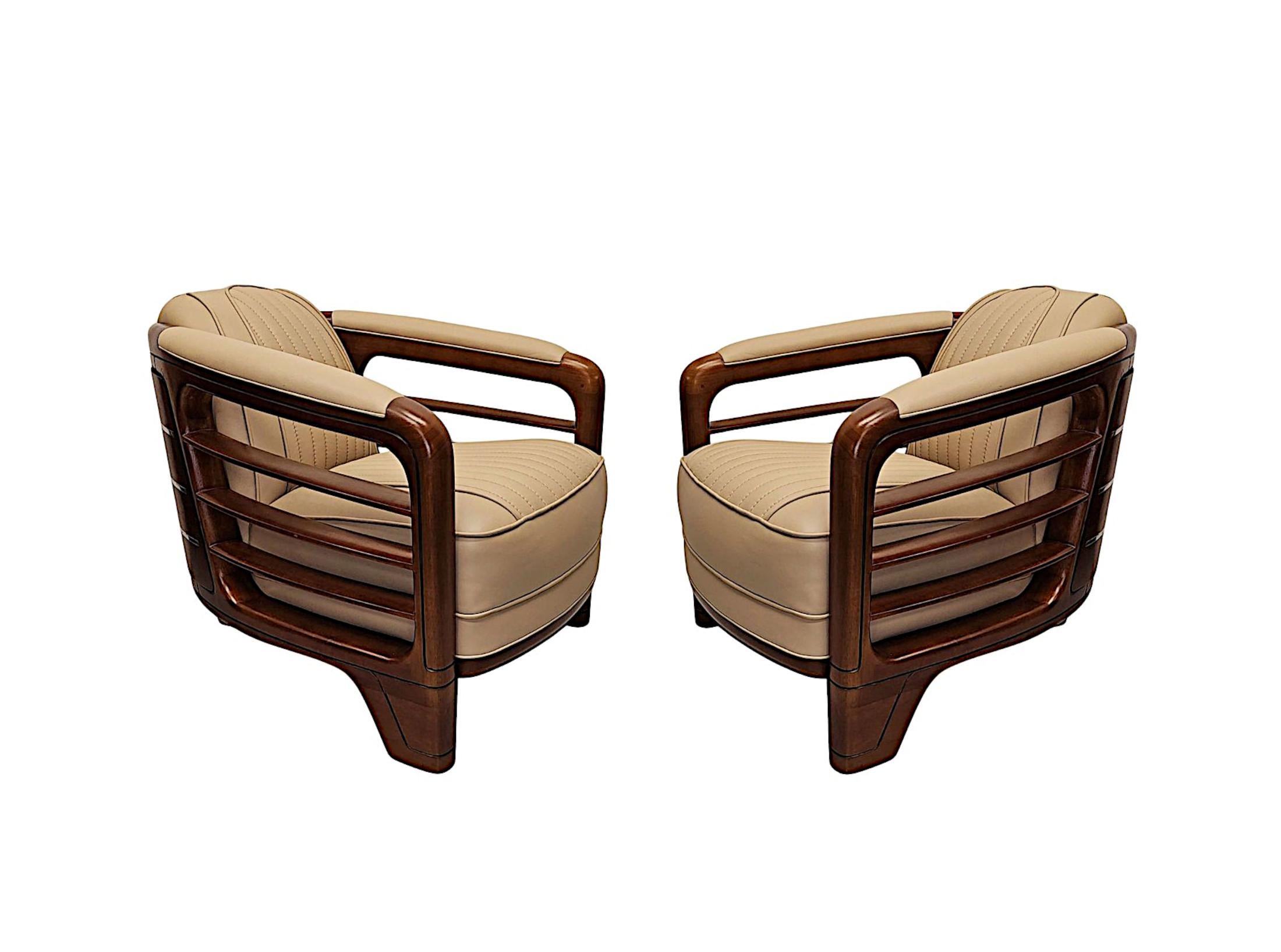 Très beau fauteuil club en cuir fait main et en merisier bien figuré, de style Diptych Fine Arts.  Cette pièce exceptionnelle est d'une superbe qualité et présente une patine et un grain d'une grande richesse.  Il est superbement revêtu d'un élégant