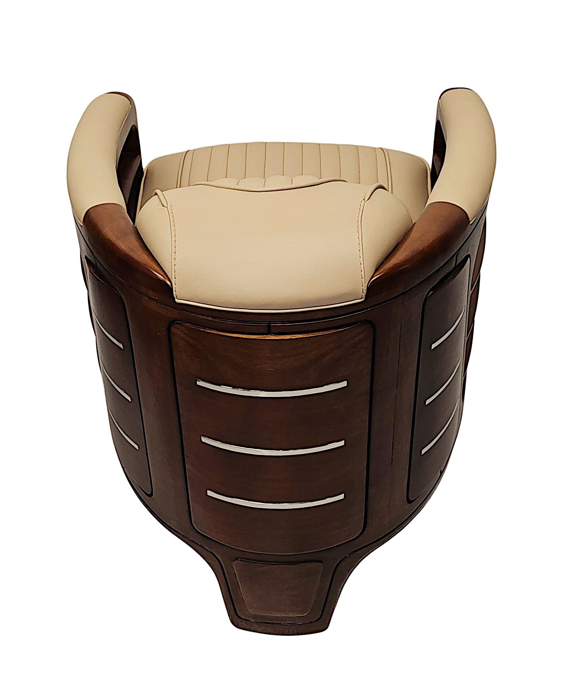 Cuir Très beau fauteuil en cuir et cerisier de style Diptych Fine Arts en vente