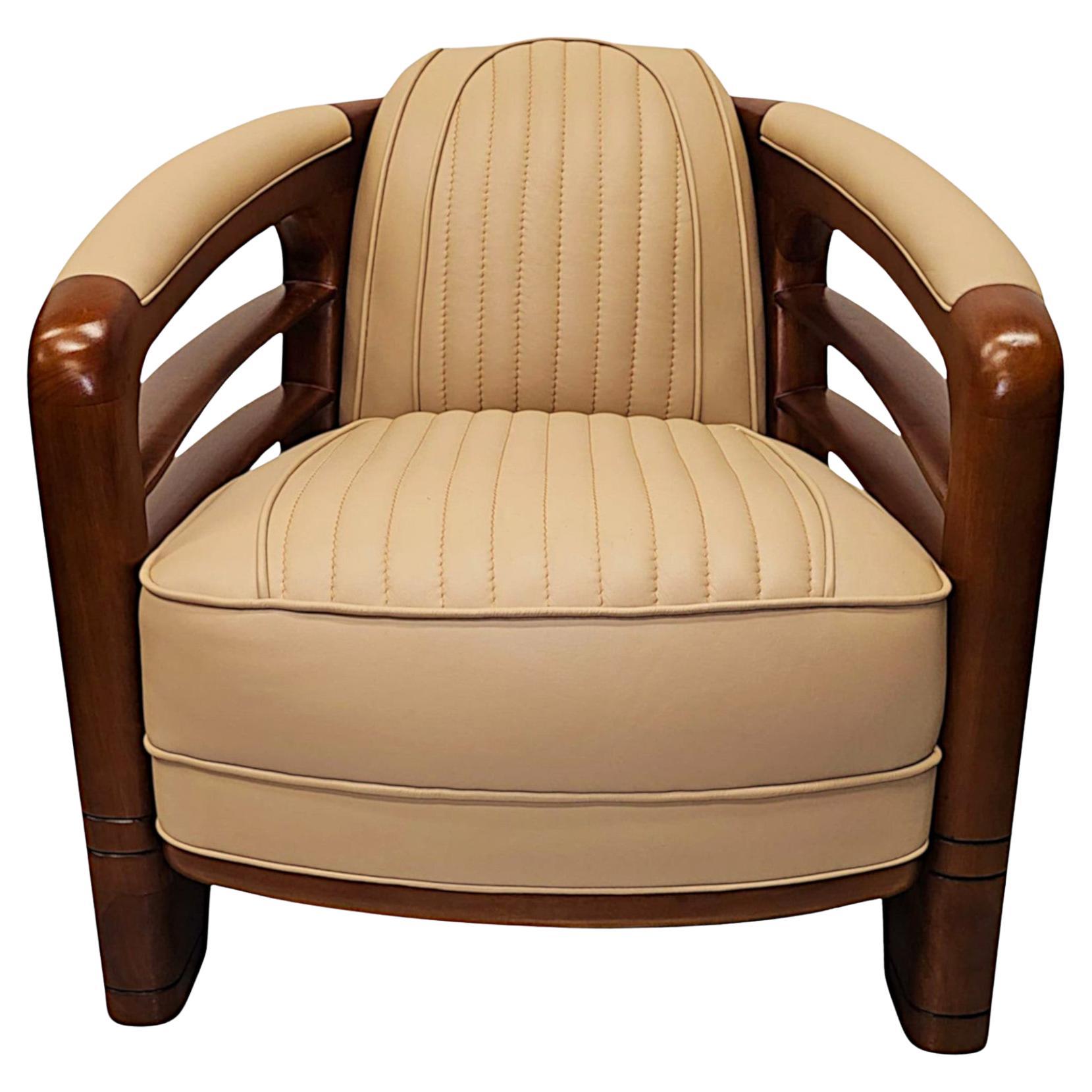 Una raffinata poltrona in pelle e ciliegio di design Art Deco