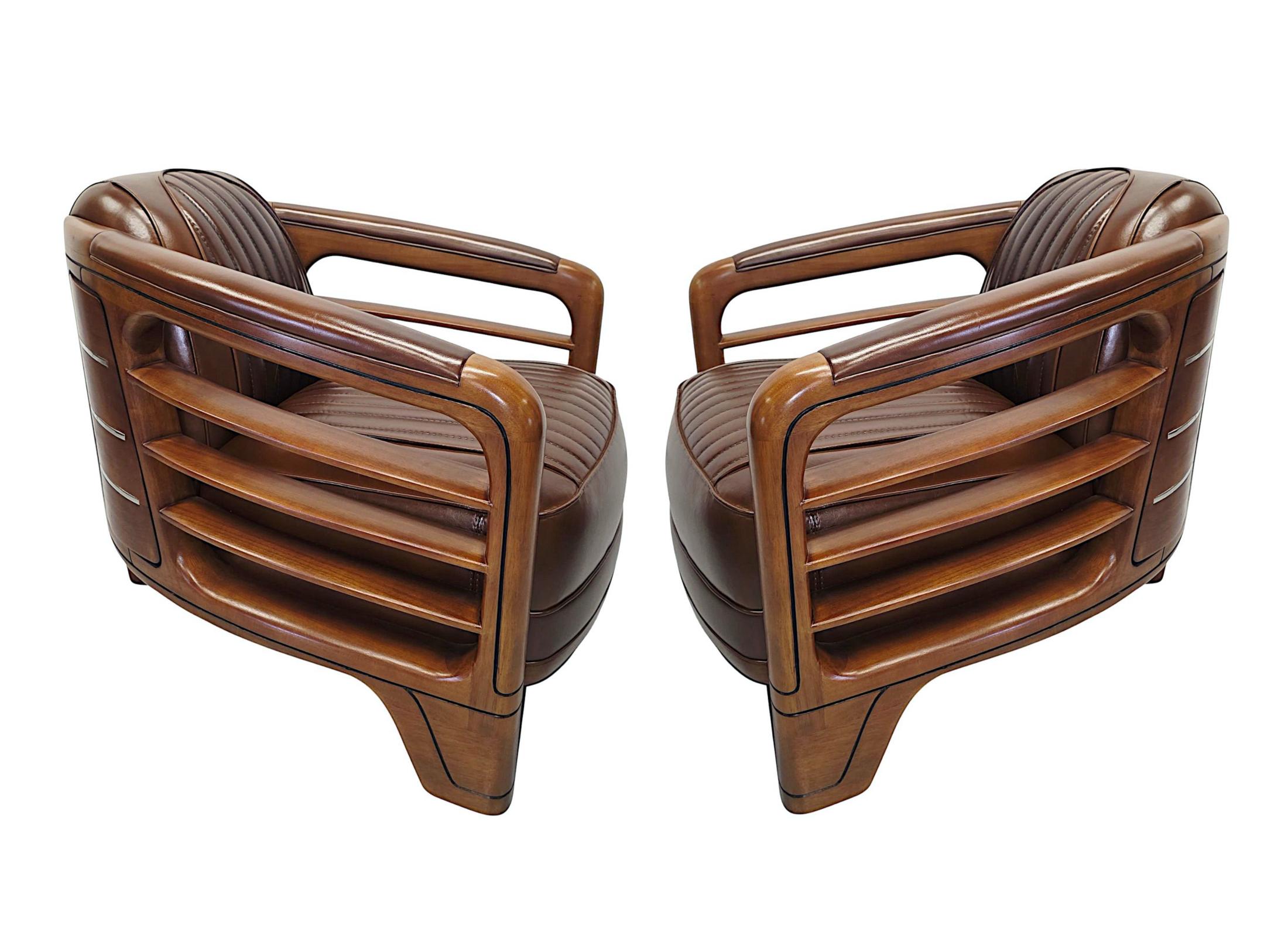 Très beau fauteuil club en cuir fait main et en noyer bien figuré, de style Diptych Fine Arts.  Cette pièce exceptionnelle est d'une superbe qualité et présente une patine et un grain d'une grande richesse.  Il est superbement revêtu d'un élégant