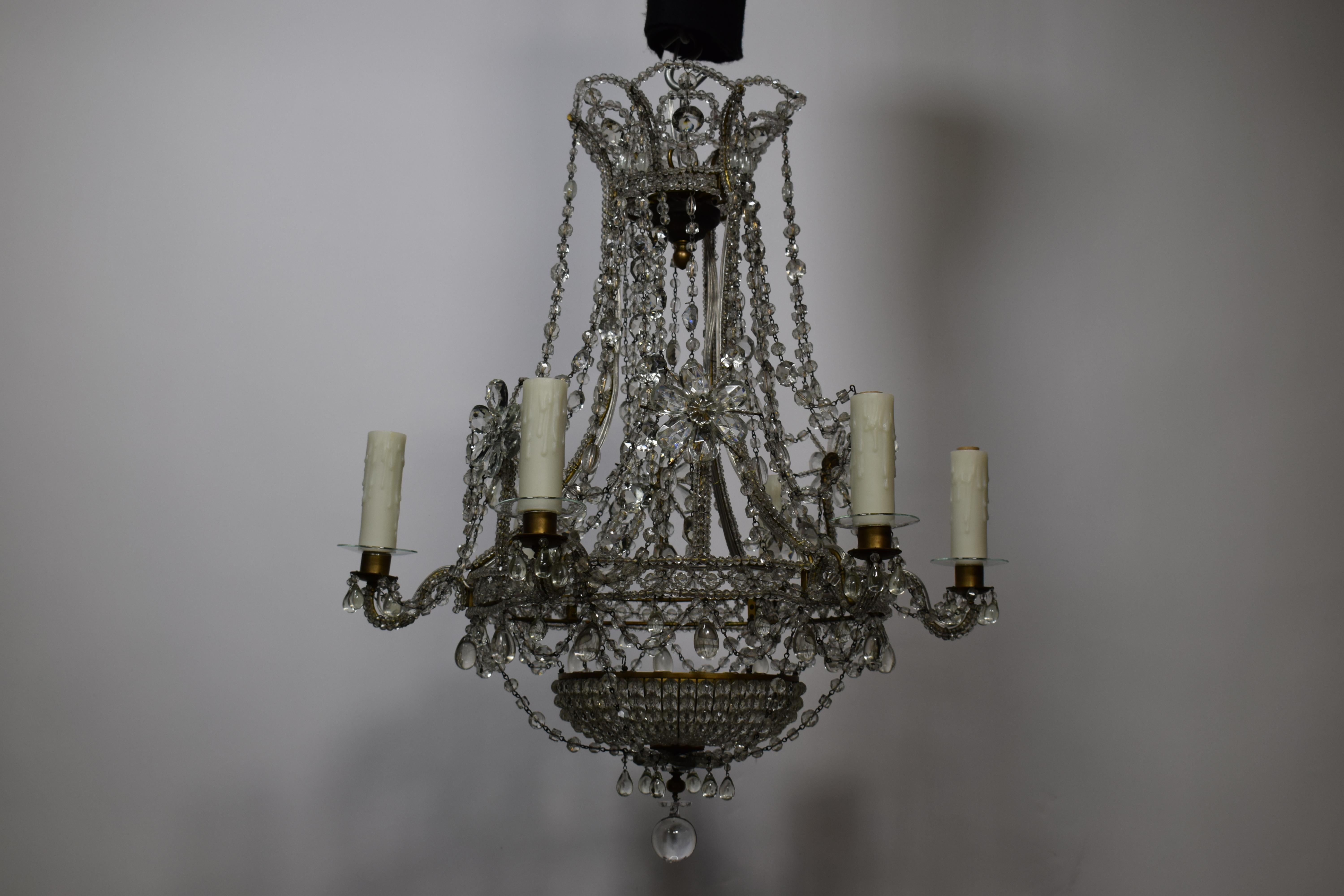 A very fine and decorative Baltic crystal chandelier. Exquisite crystal pinning work.
Sweden, circa 1900. 6 lights
Dimensions: height 27 x diameter 24.
CW4660.