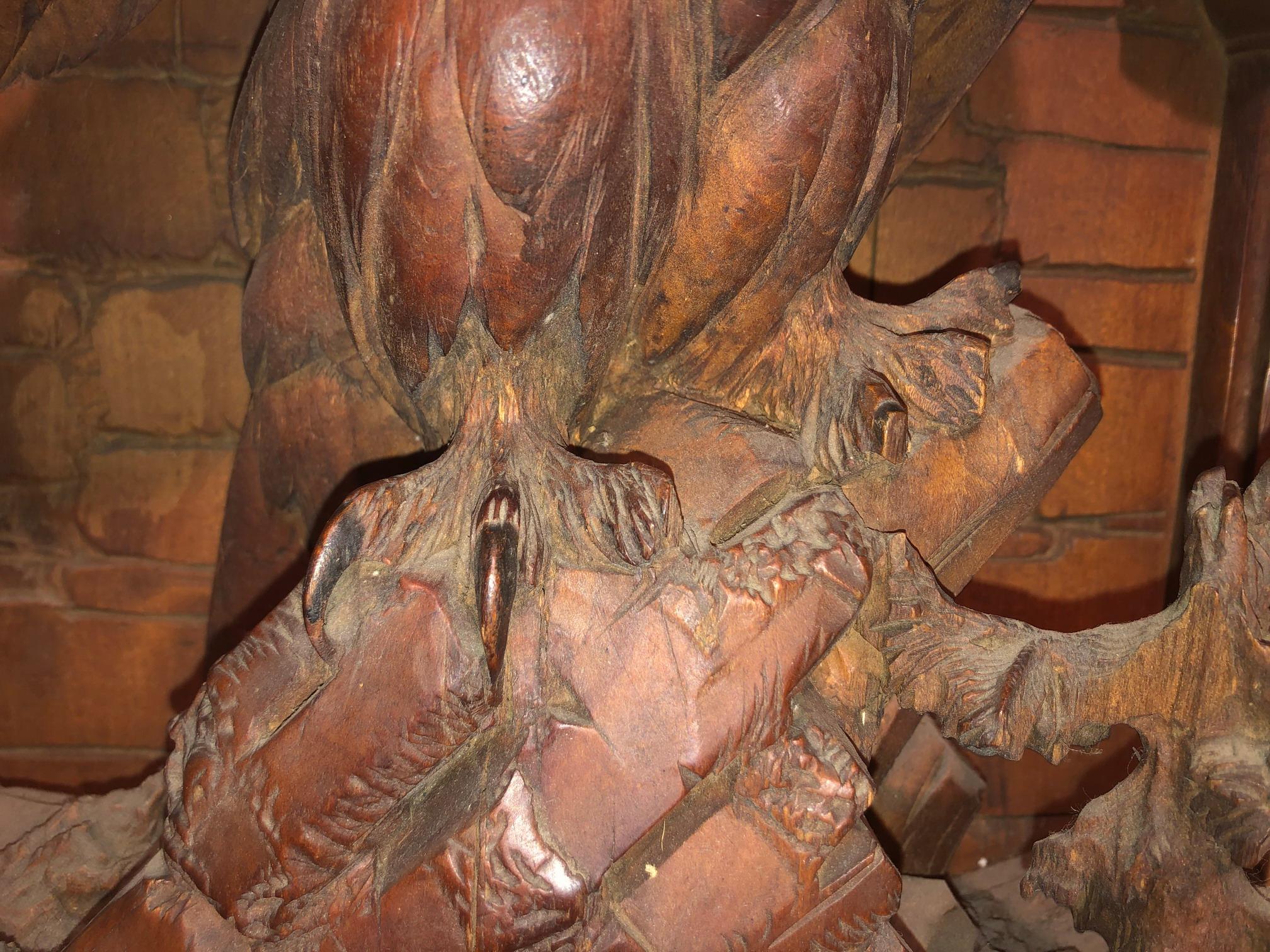 Eine prächtige und seltene Wanduhr aus geschnitztem Schwarzwaldholz, die Eulen darstellt. Hohe Schnitzqualität und sehr realistisch. Deutschland, um 1870. 
Abmessungen: Höhe  35