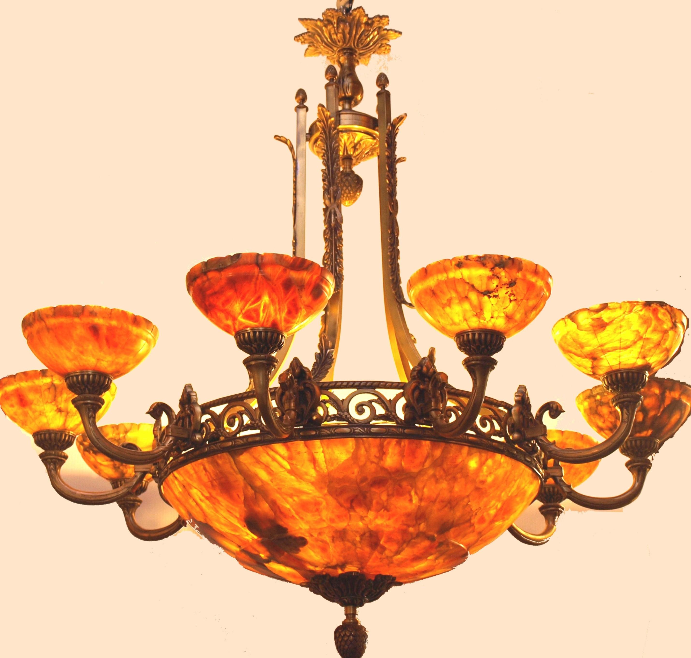A very fine bronze & Alabaster chandelier. France, circa 1930. 12 Lights (10 outside & 2 inside)
Dimensions: Height 42
