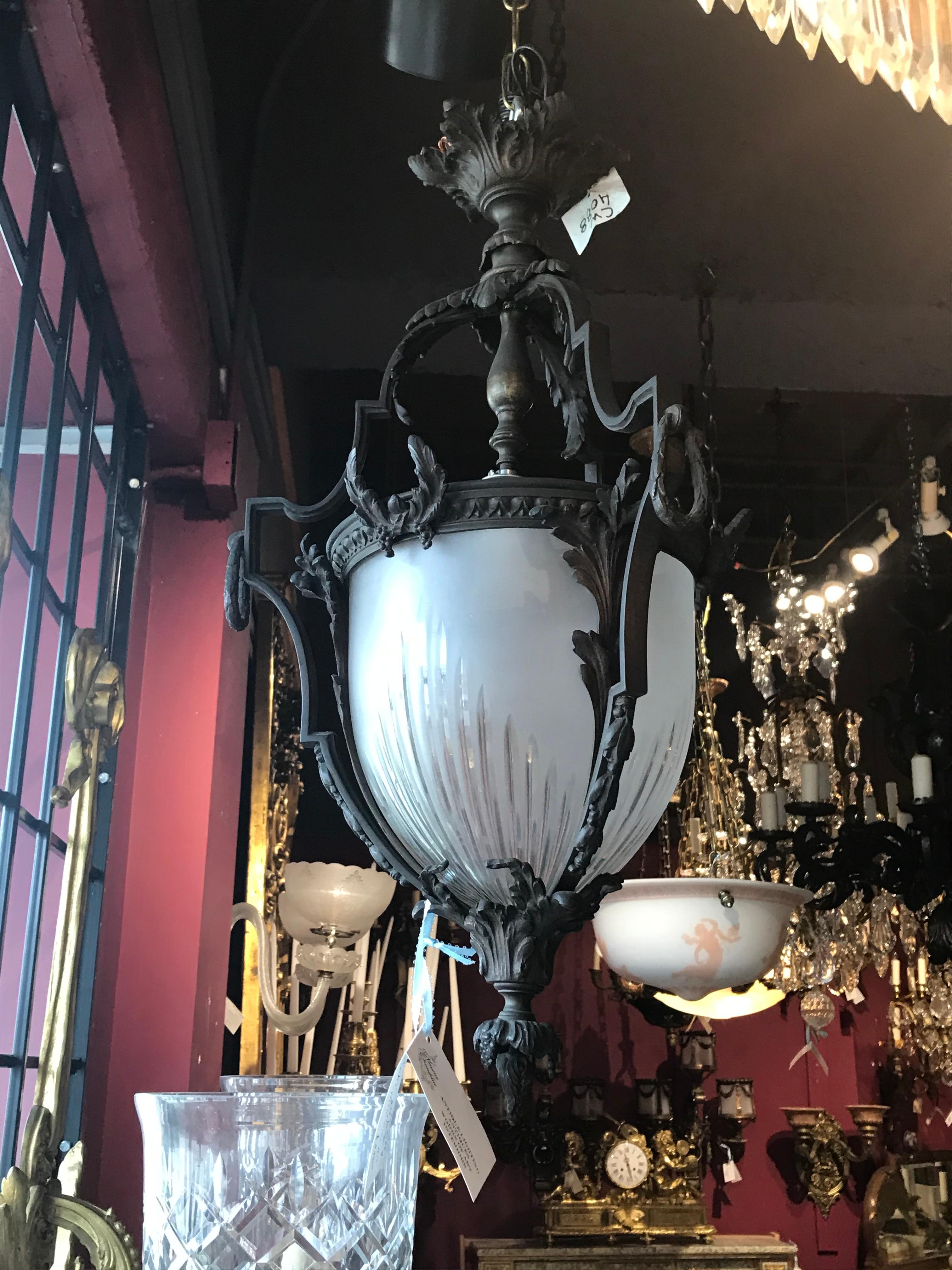 Une très belle et élégante lanterne en bronze avec un dôme en cristal taillé à la main.
France, vers 1910. 1 lumière
Dimensions : Hauteur 25