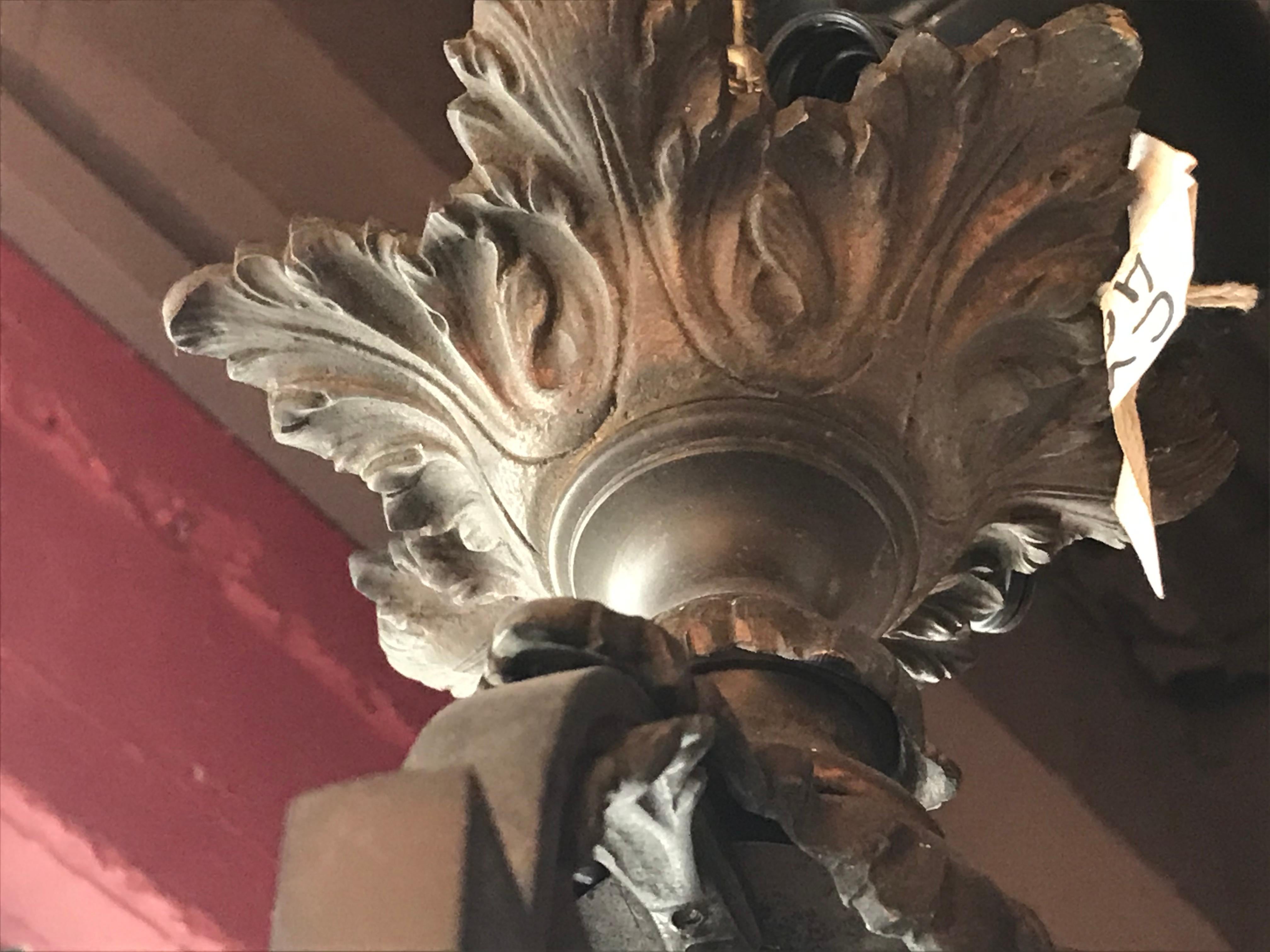 Louis XVI Très belle lanterne en bronze avec dôme découpé à la main en vente