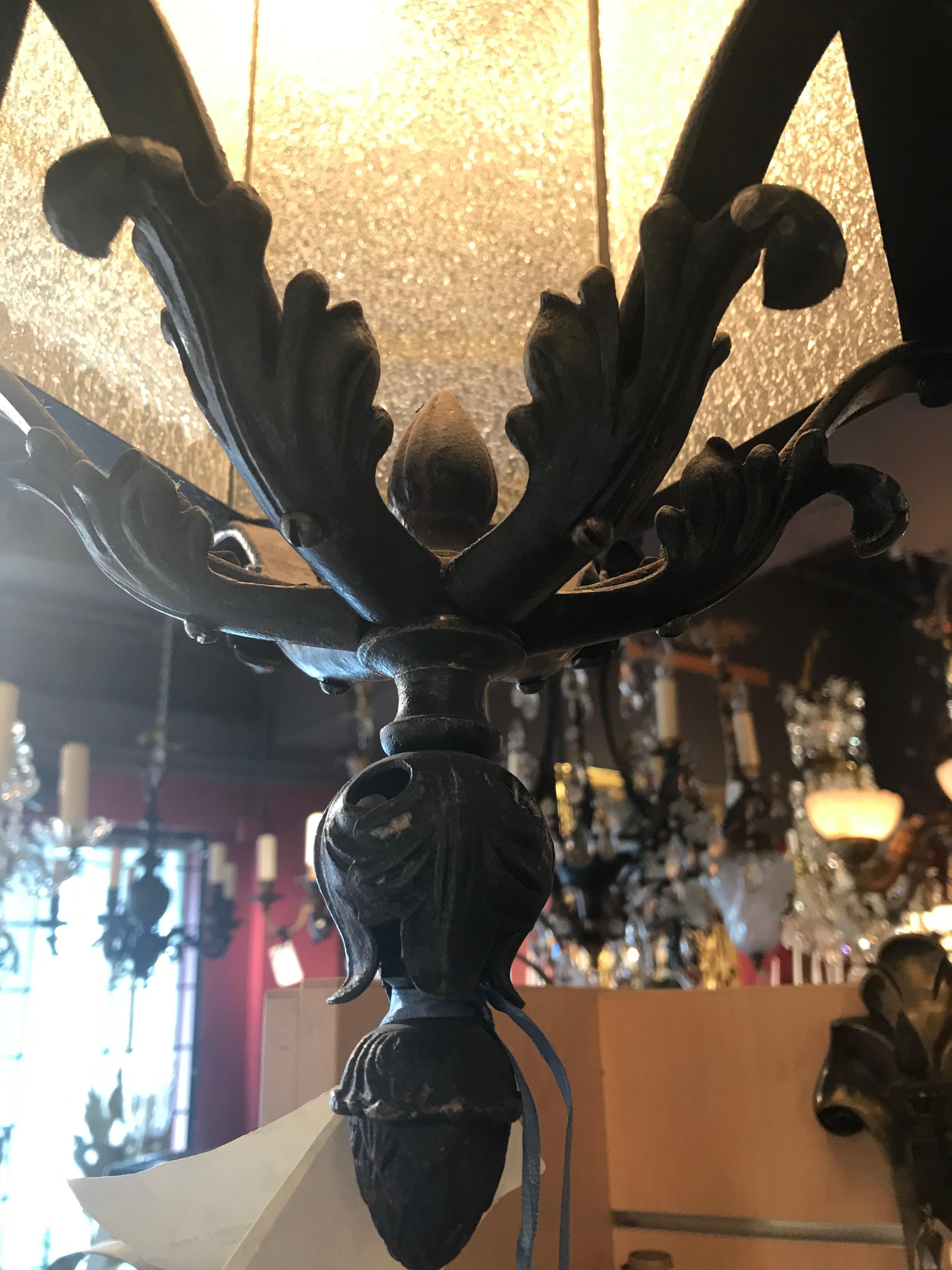 Très belle lanterne en bronze avec dôme découpé à la main Bon état - En vente à Atlanta, GA