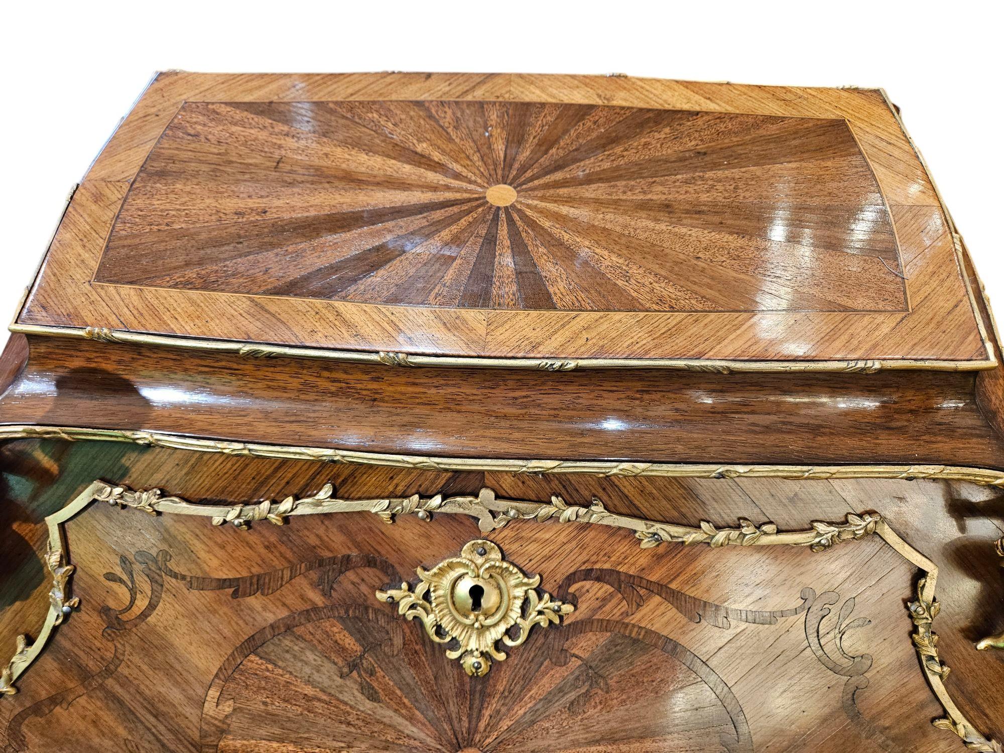 Victorien tardif Très beau bureau de dame du 19e siècle monté en bronze doré de la Maison Mottheau en vente