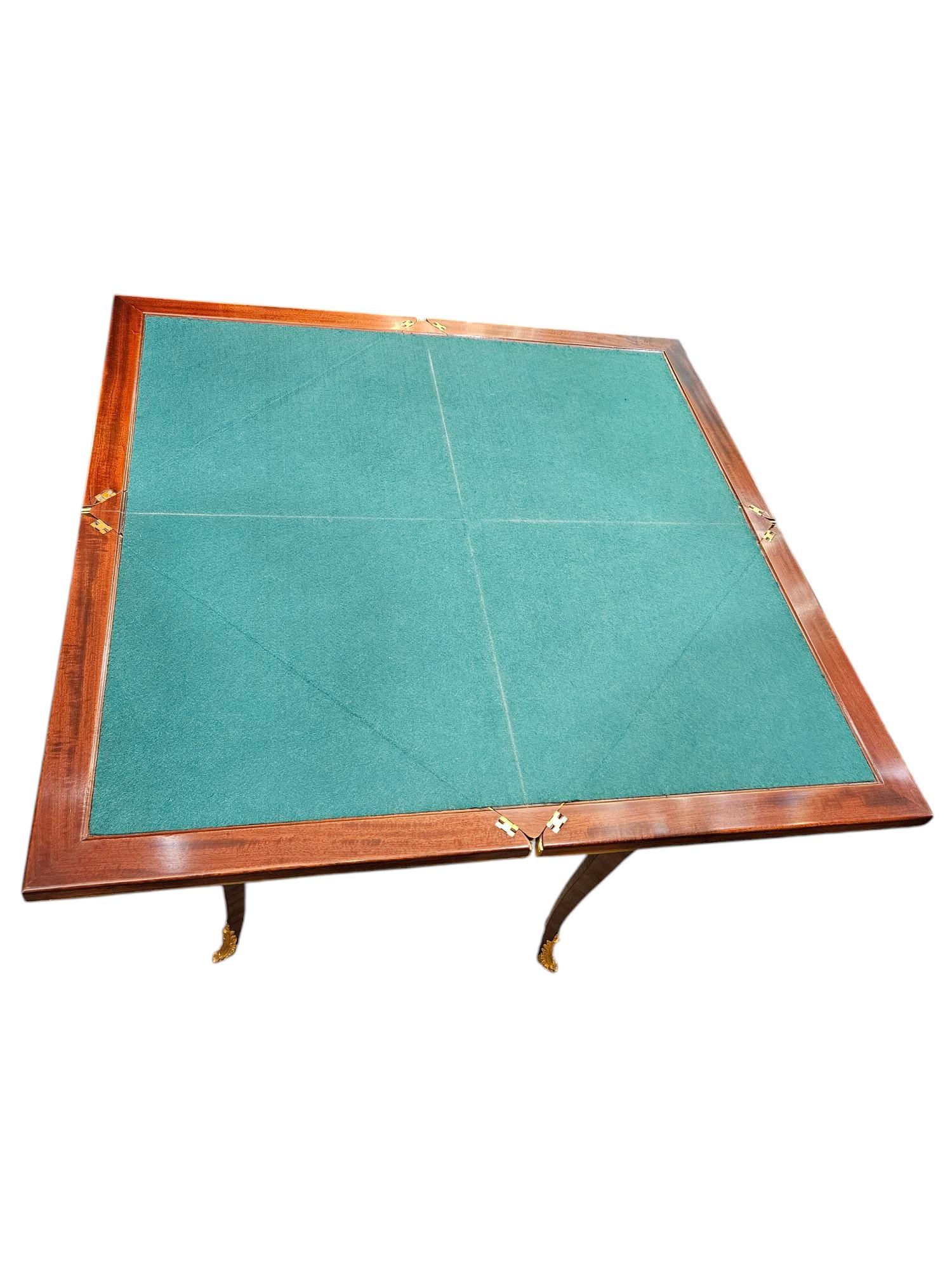 Très belle table à enveloppes montée en bois de roi ou en bronze doré
Cette table date des années 1870
Un repolissage en douceur
