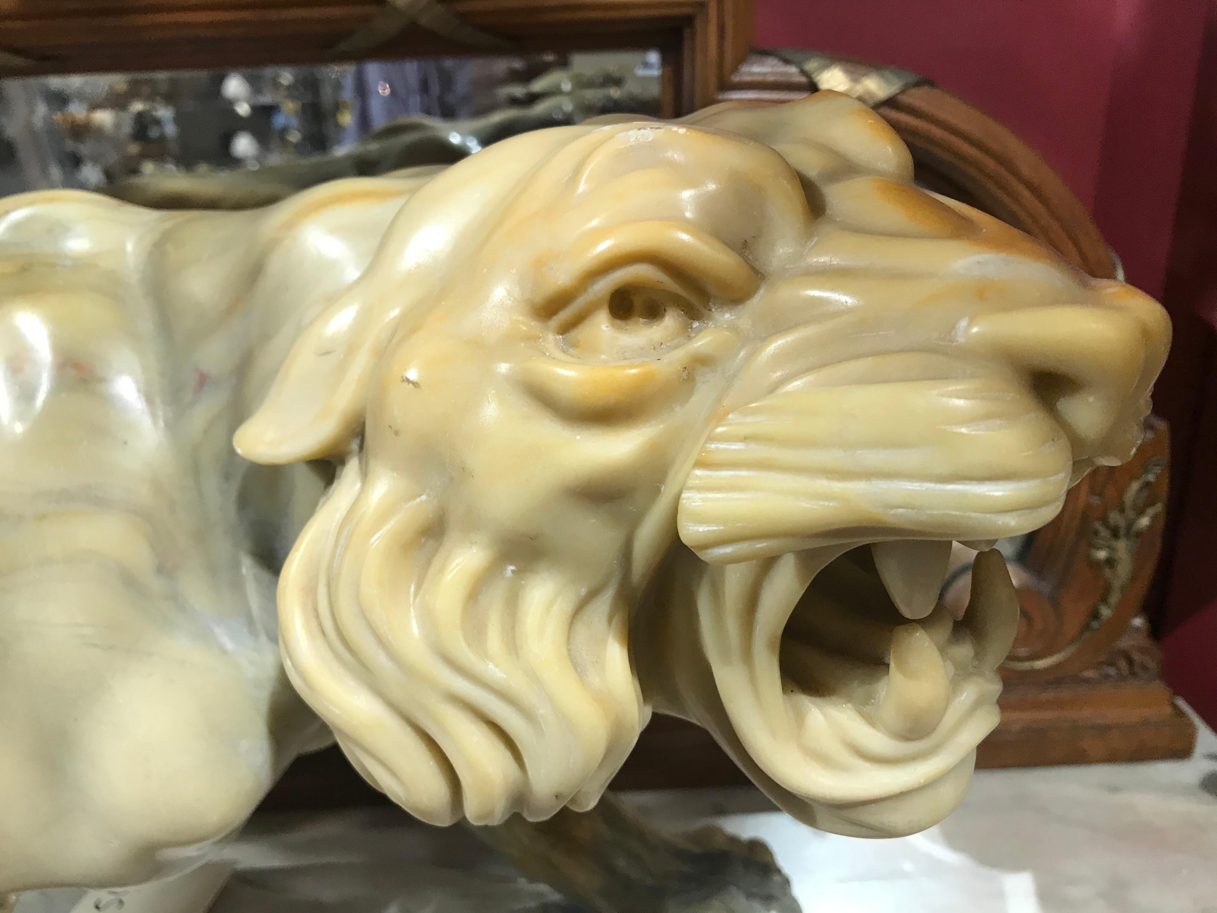 Feine geschnitzte Alabasterfigur eines Tigers im Zustand „Gut“ im Angebot in Atlanta, GA