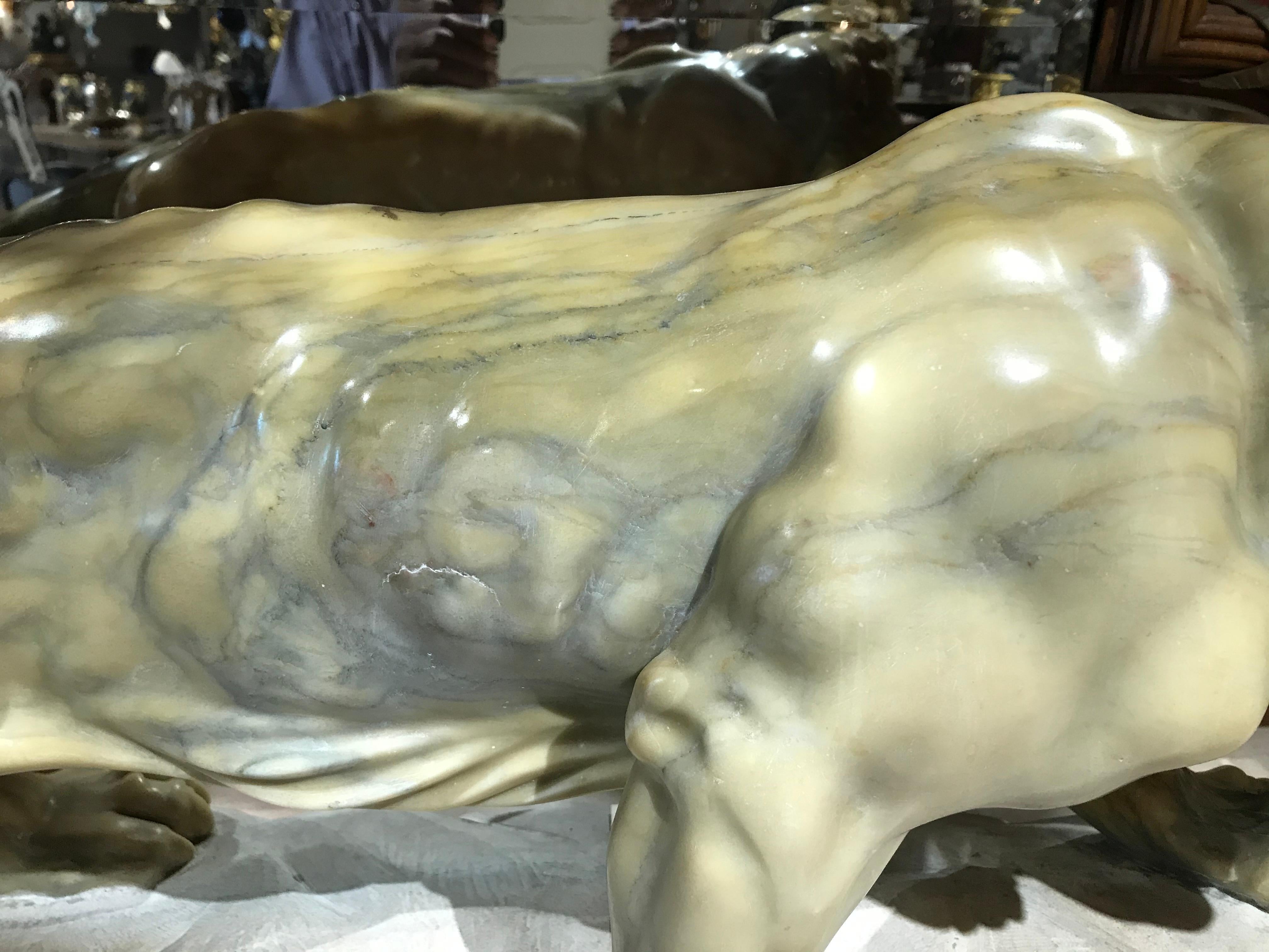 Feine geschnitzte Alabasterfigur eines Tigers (20. Jahrhundert) im Angebot