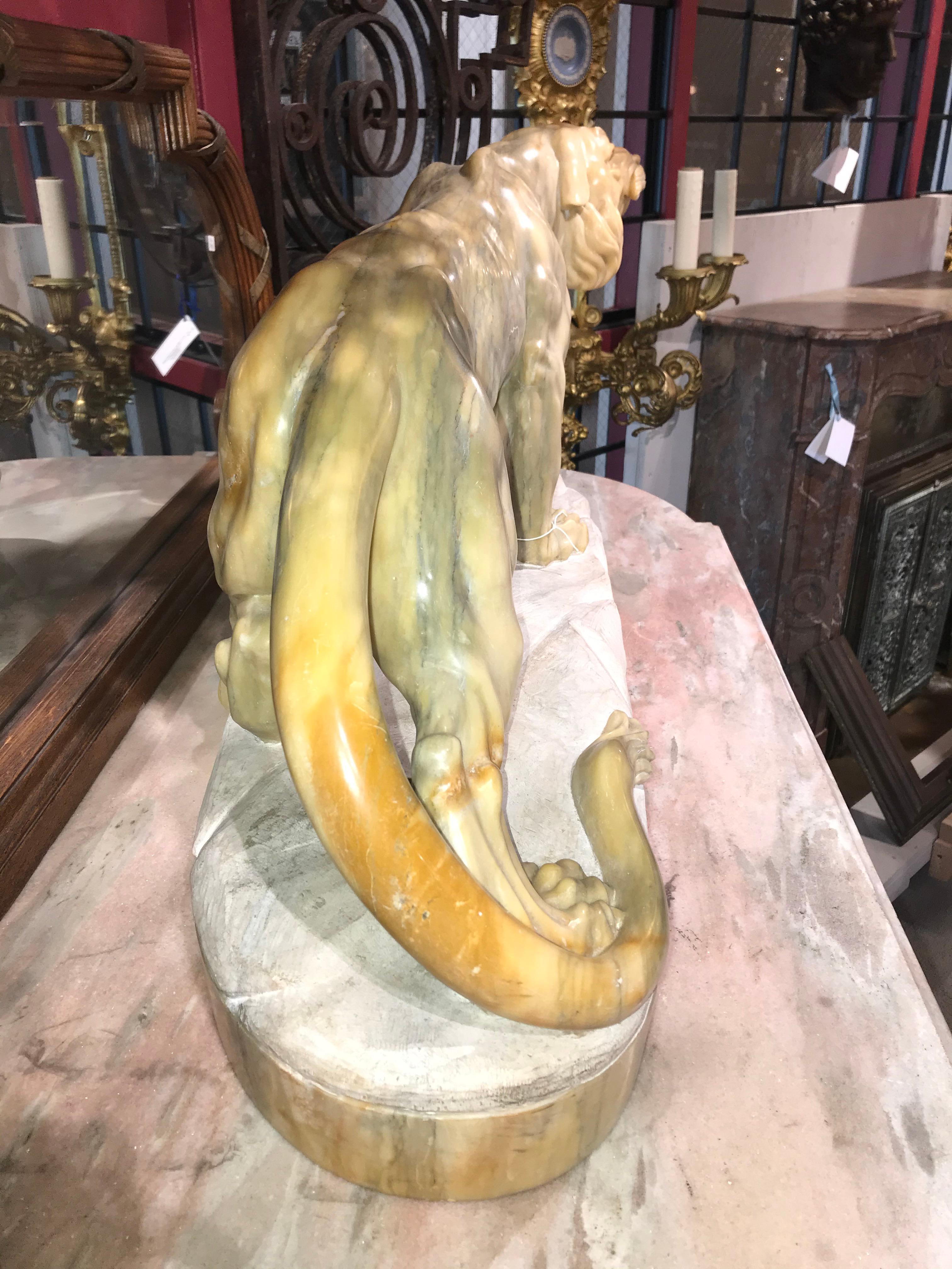 Feine geschnitzte Alabasterfigur eines Tigers im Angebot 2