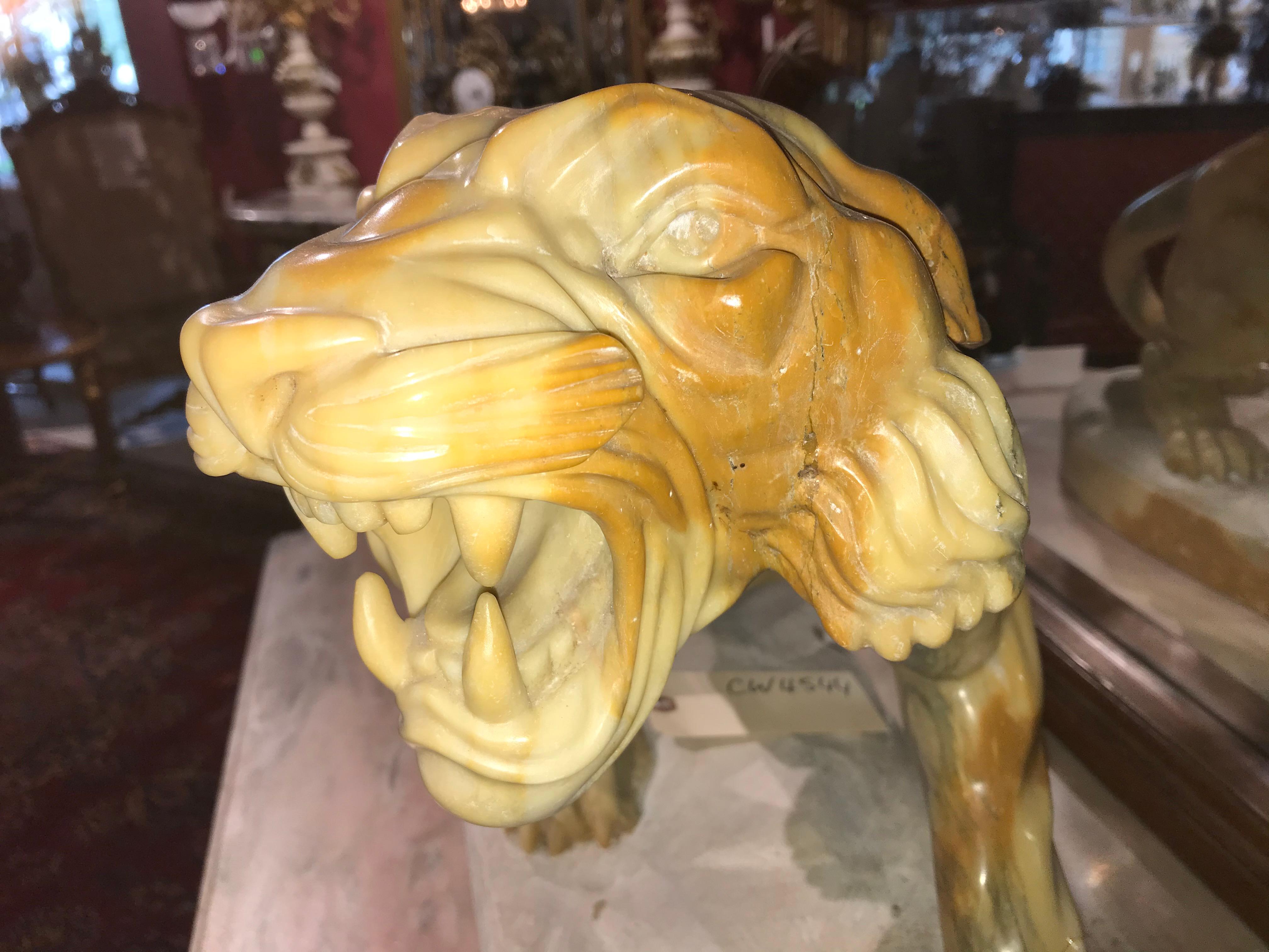 Feine geschnitzte Alabasterfigur eines Tigers im Angebot 3