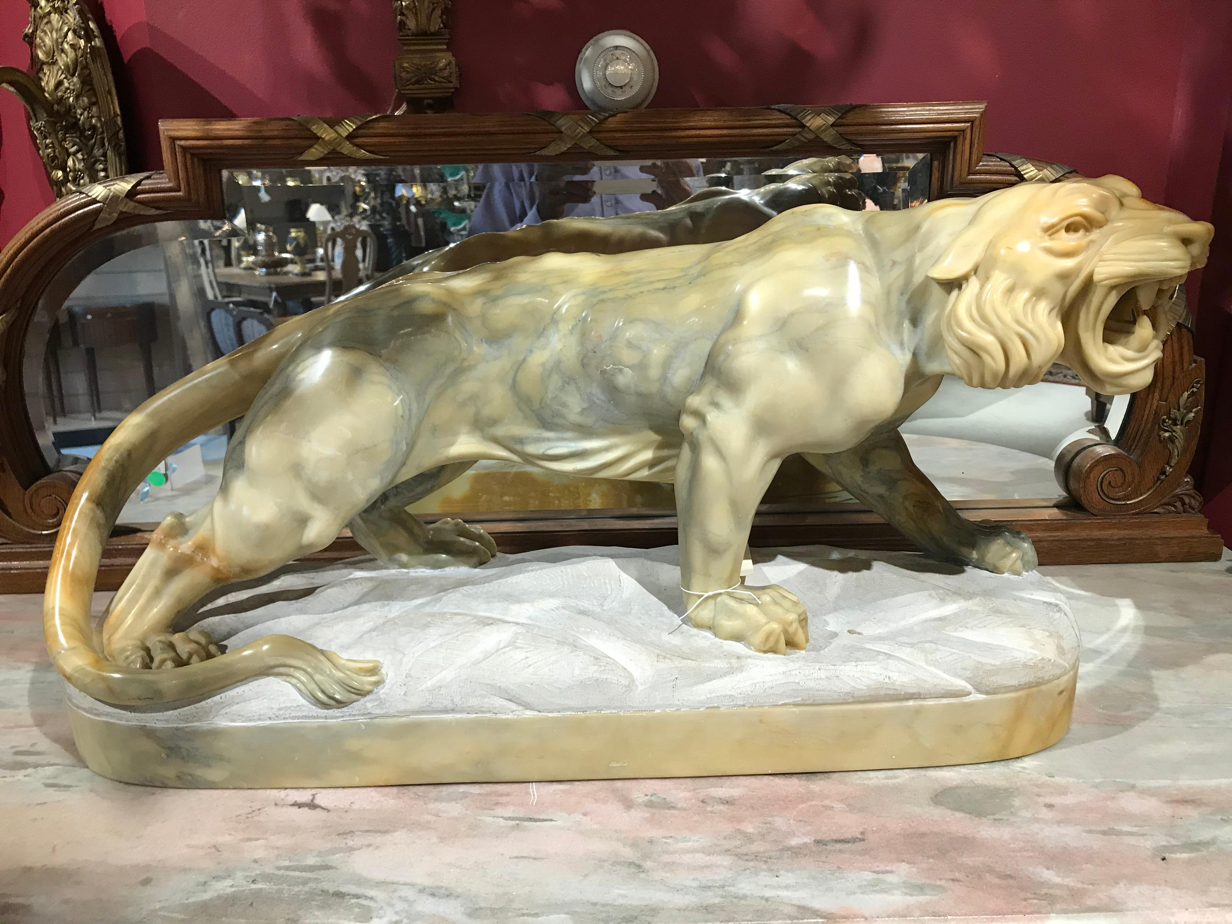 Feine geschnitzte Alabasterfigur eines Tigers im Angebot 5