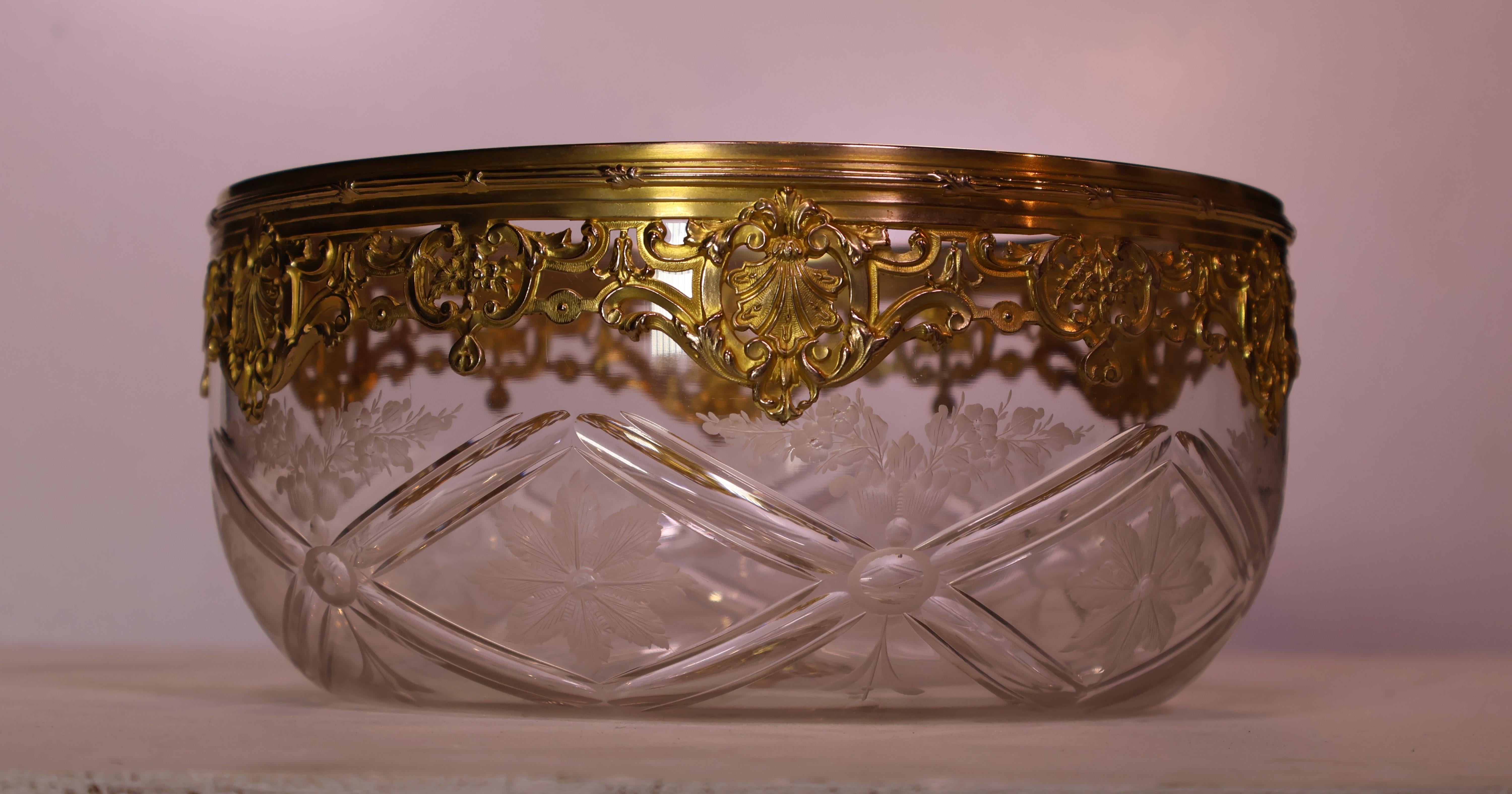  Centre de table en cristal très fin, taillé et gravé à la roue. Jante en bronze doré exquise, à chaînettes et percée. France, vers 1890.
Diamètre 8 3/4