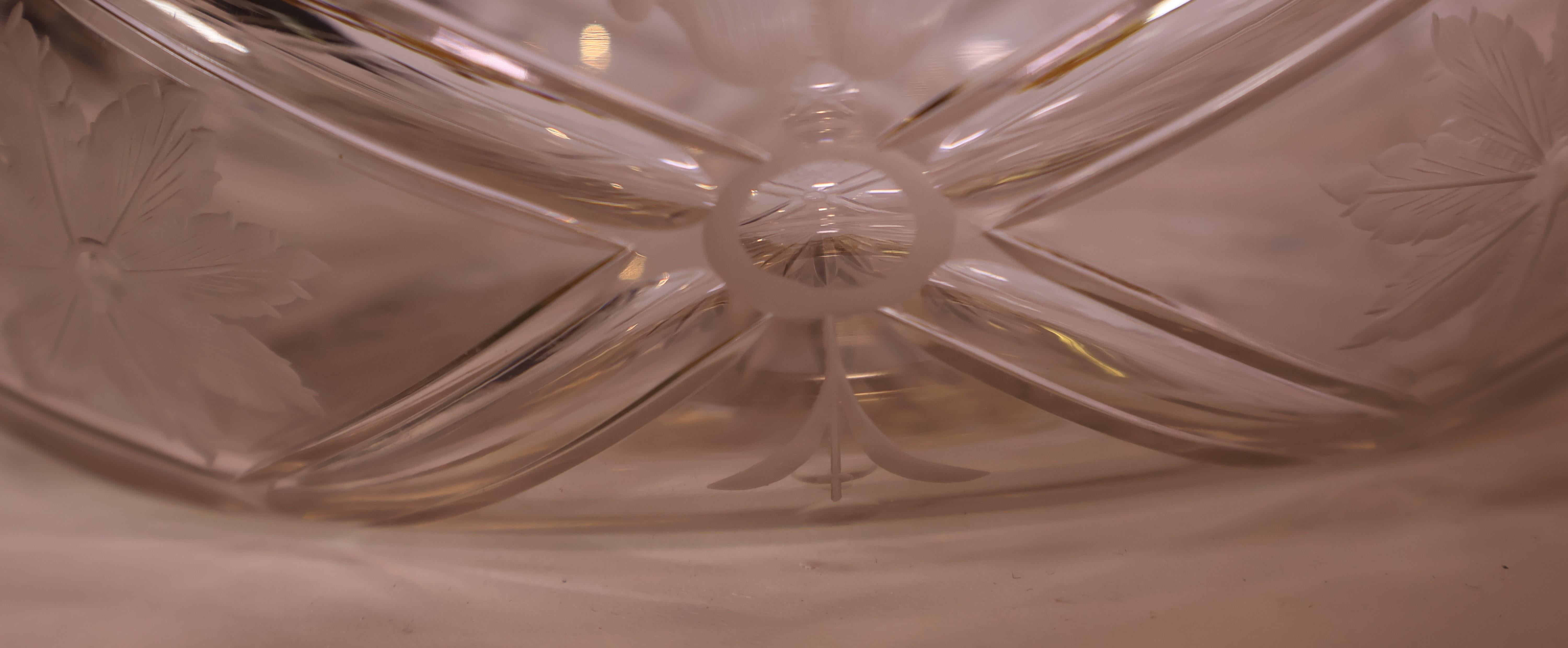 Fin du XIXe siècle  Centre de table en cristal très fin, taillé et gravé à la roue.  en vente