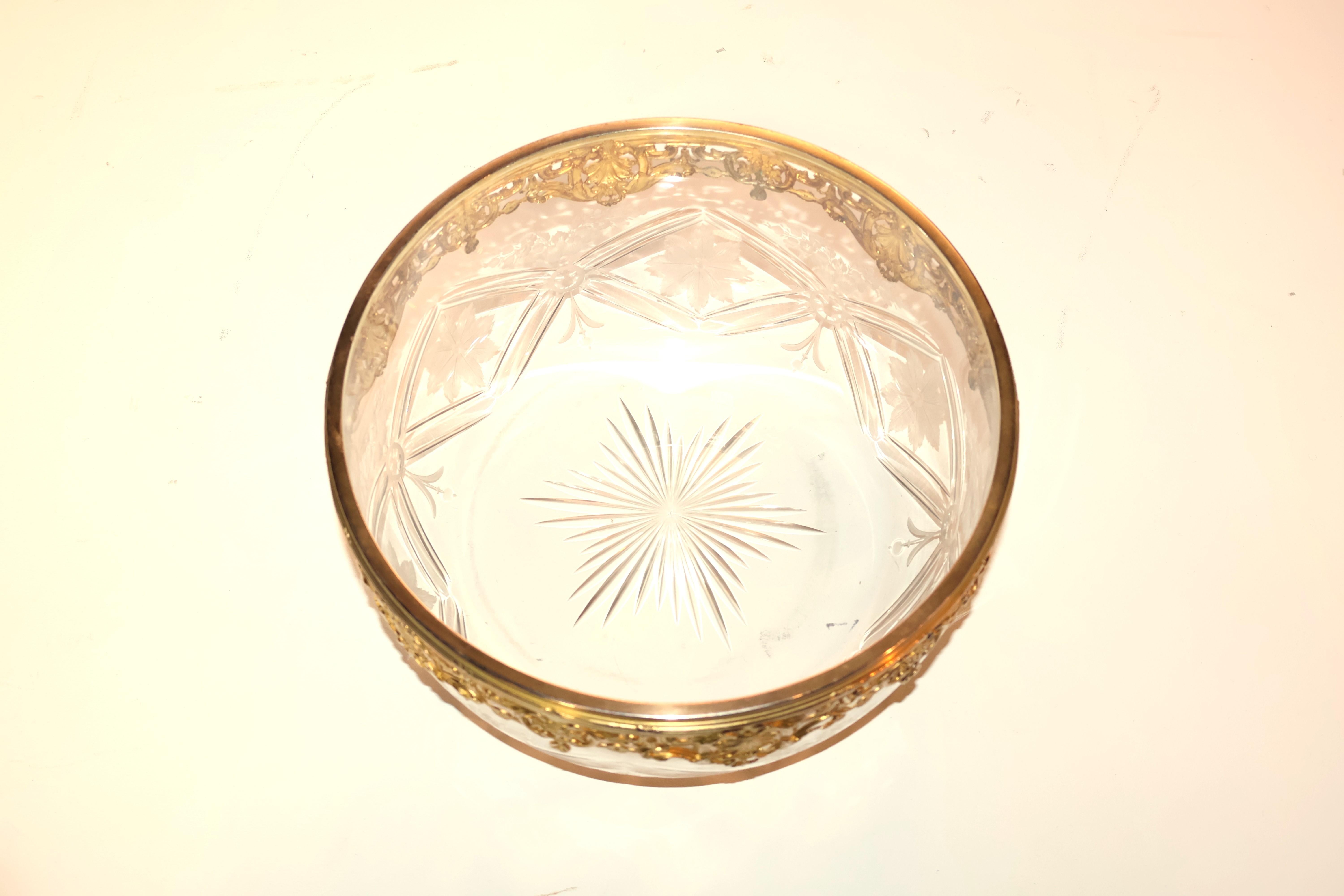 Bronze  Centre de table en cristal très fin, taillé et gravé à la roue.  en vente