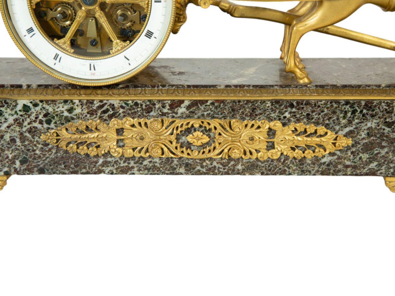 Français Très belle horloge de cheminée française de style Directoire en bronze doré et marbre  en vente