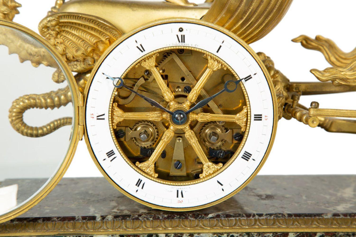 Doré Très belle horloge de cheminée française de style Directoire en bronze doré et marbre  en vente
