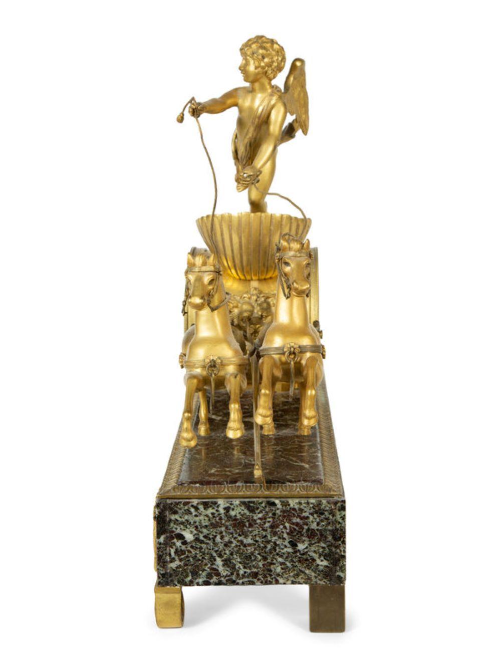 Feine französische Kaminuhr aus vergoldeter Bronze und Marmor im Directoire-Stil  im Zustand „Gut“ im Angebot in Atlanta, GA