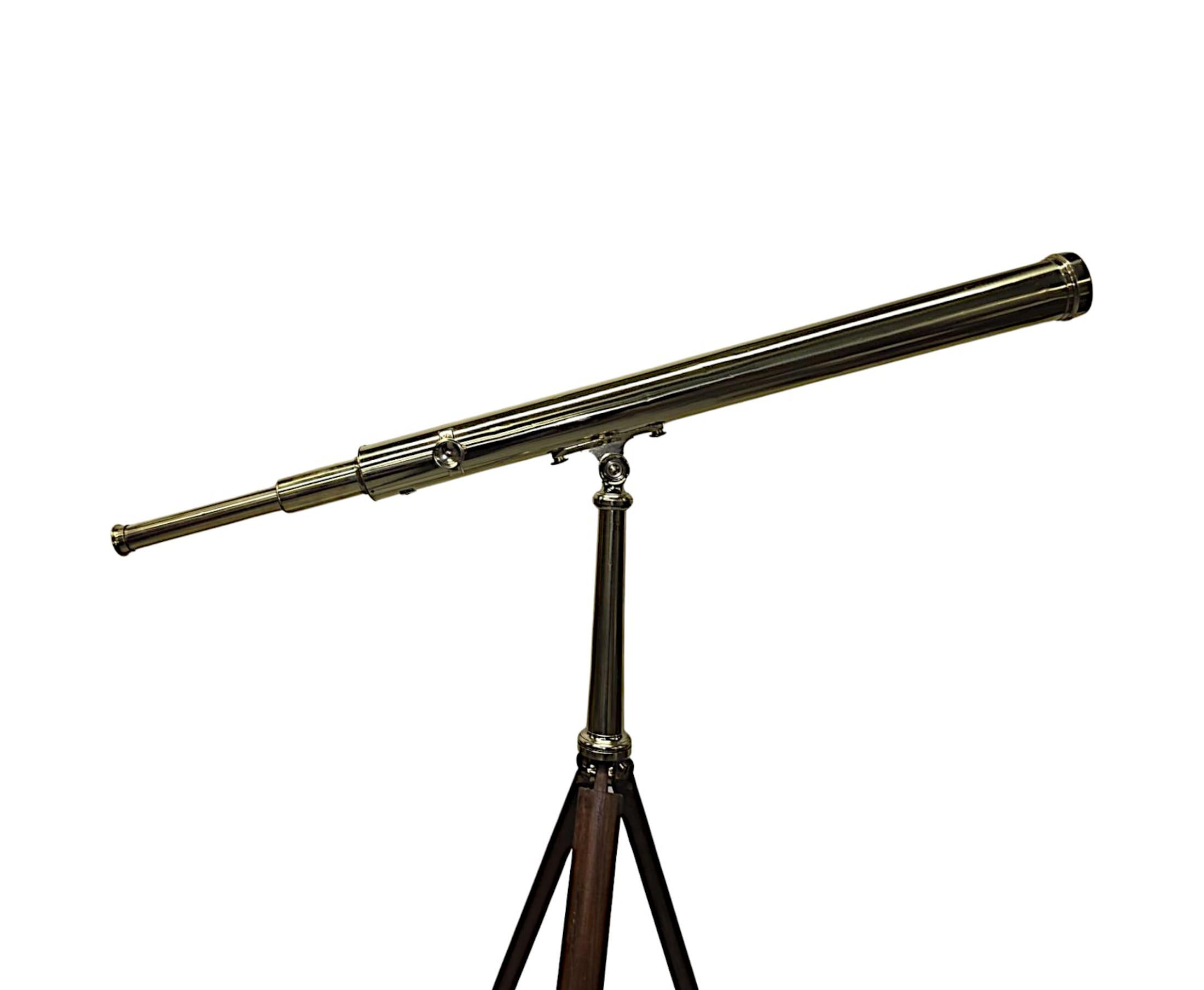 Très beau télescope en laiton du début du 19ème siècle (1819 - 1831) par W. & AT&T, Londres.  Ce fabuleux télescope en laiton poli bien coulé est d'une qualité exceptionnelle avec une optique superbe. Il est monté sur une base tripode en acajou et