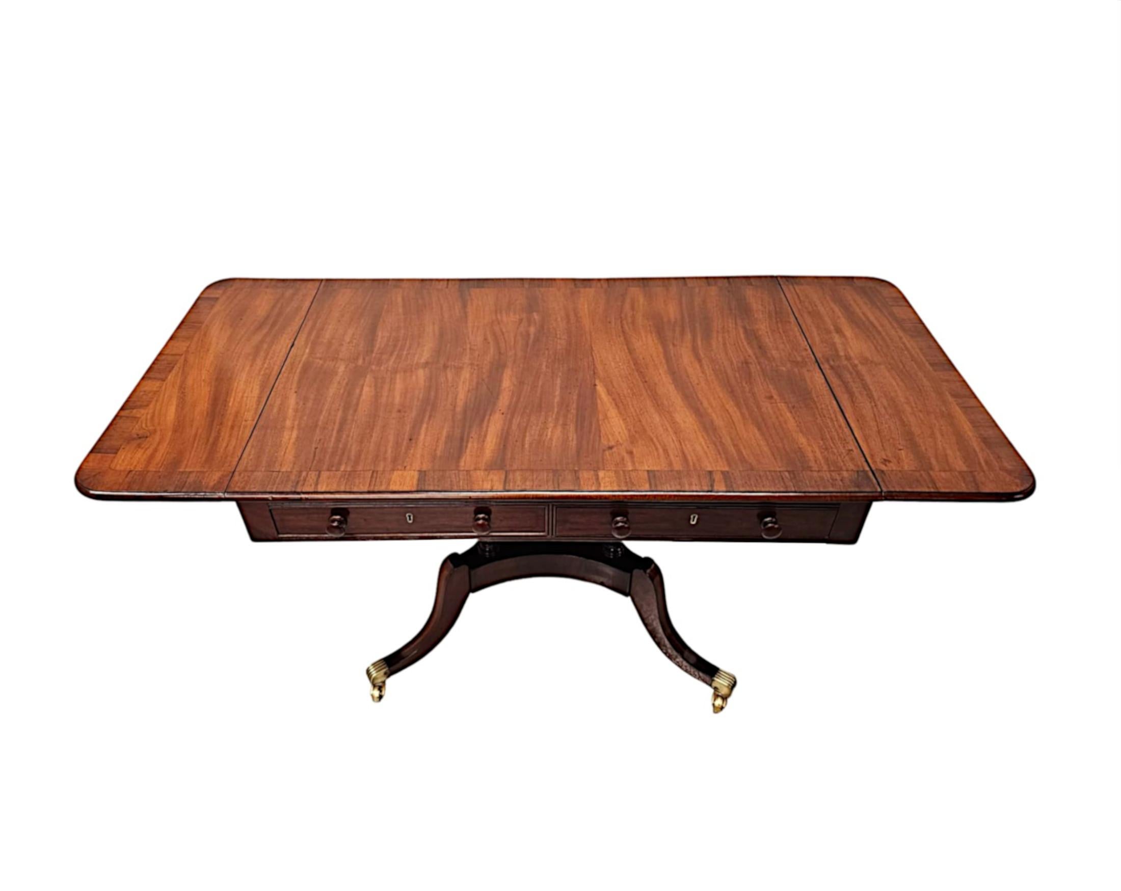Laiton Une très belle table de canapé Regency du début du 19ème siècle en vente