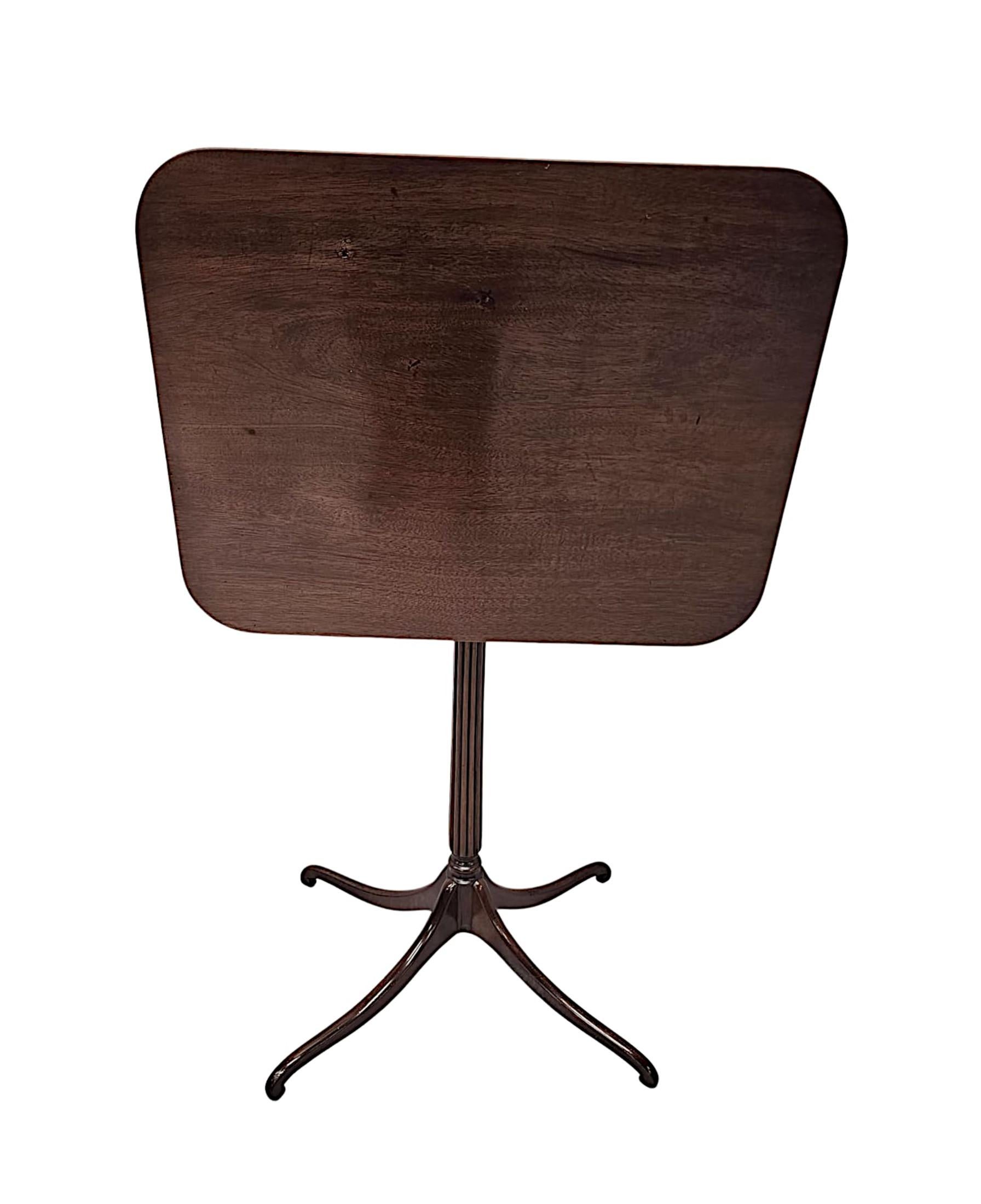 Très belle table d'appoint ou de lampe en acajou richement patiné du début du XIXe siècle, à la manière de Gillows, étonnamment sculptée à la main et d'une qualité exceptionnelle.  Le couvercle à charnière de forme rectangulaire bien moulée est