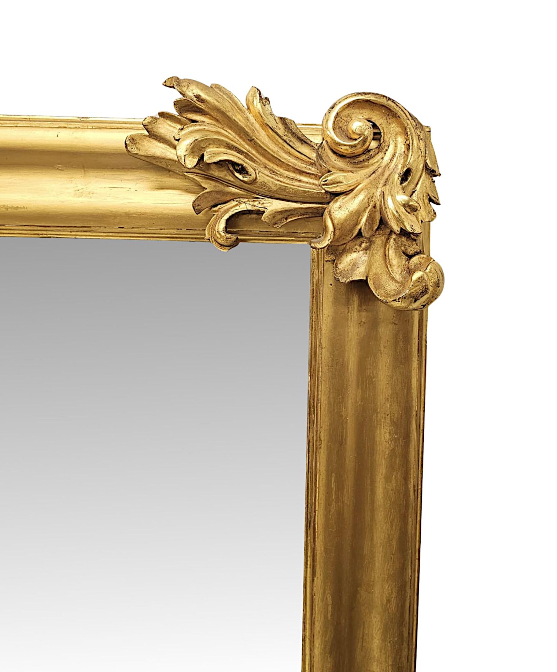 Très beau miroir à trumeau en bois doré William IV du début du XIXe siècle, d'une qualité exceptionnelle et de grandes proportions.  La plaque de verre miroir de forme rectangulaire est placée dans un cadre en bois doré élégamment simple et