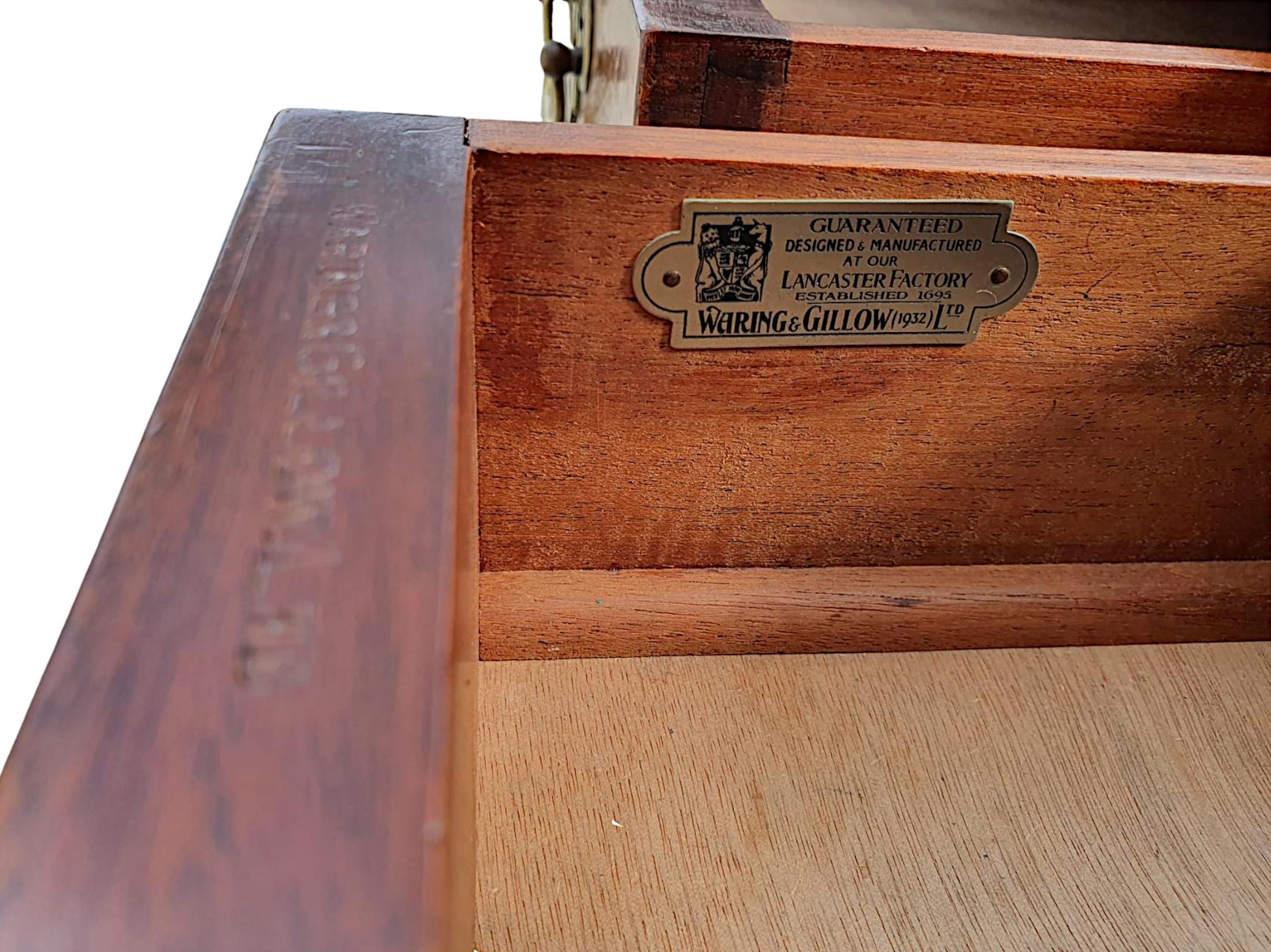 Schreibtisch des frühen 20. Jahrhunderts mit Etikett Waring and Gillow (Messing) im Angebot
