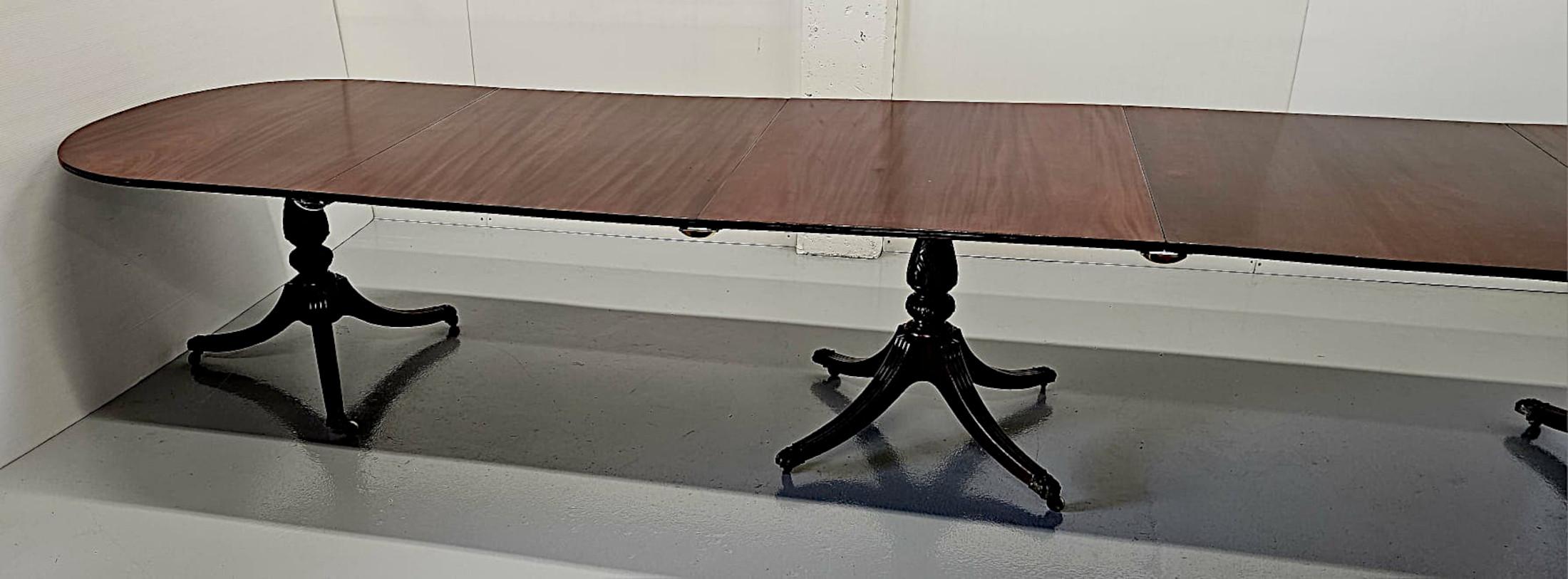 A Very Fine Early 20th Century Regency Style D-End Dining Room Table In Good Condition For Sale In Dublin, IE