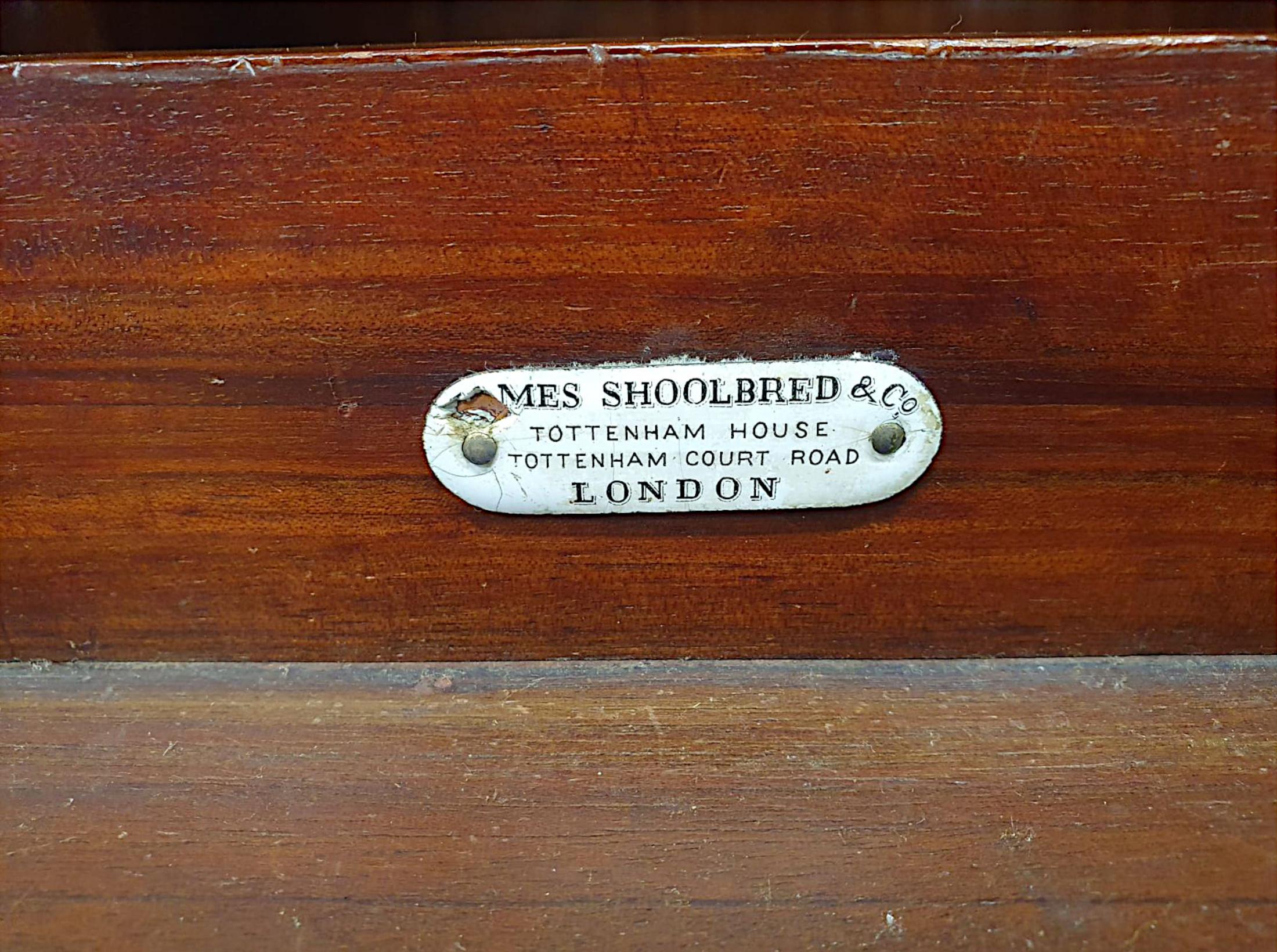 Une très belle table ou armoire édouardienne en acajou marqueté, par James Shoolbred, Londres. Cette pièce magnifiquement détaillée présente une incrustation de lignes finement appliquées et de beaux détails de marqueterie à motifs néoclassiques,
