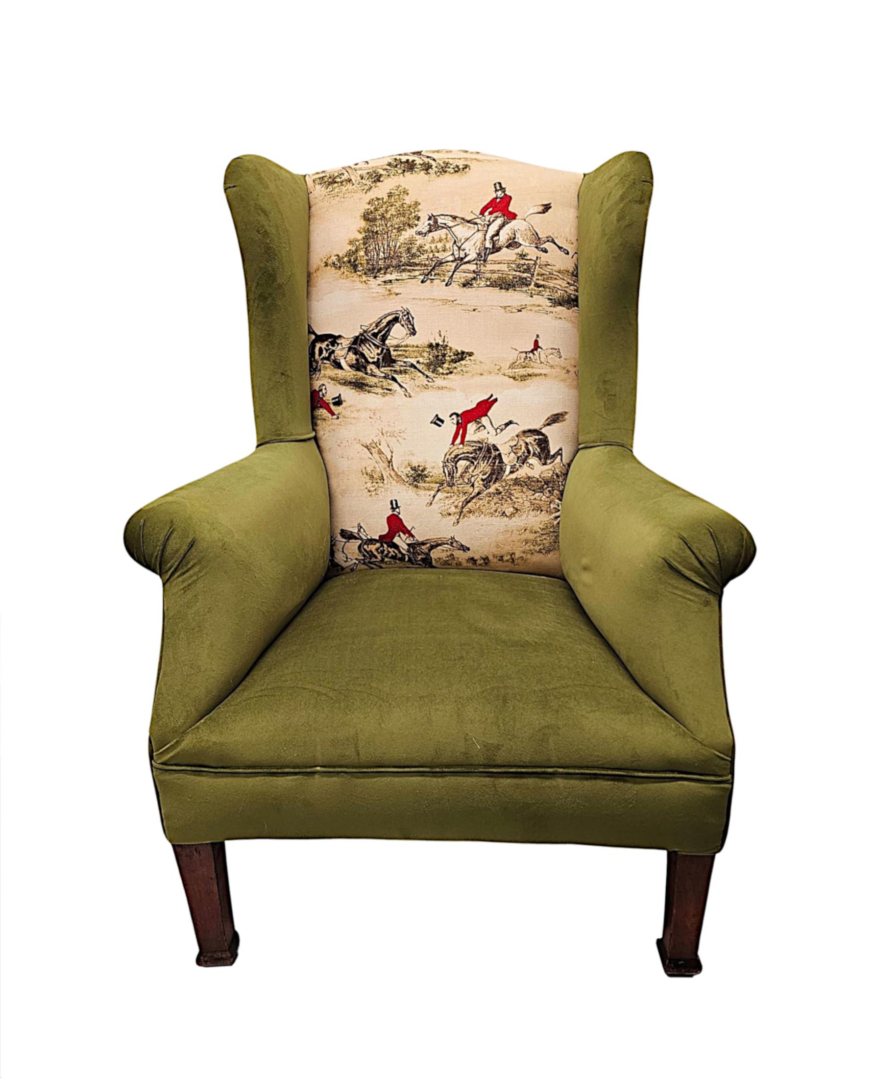 Sillón eduardiano con respaldo.  Esta fabulosa pieza es de una calidad excepcional, con un precioso respaldo en forma de ala que se eleva sobre unos brazos desplegables y está recién tapizada en una preciosa tela verde con detalles de ribetes, y