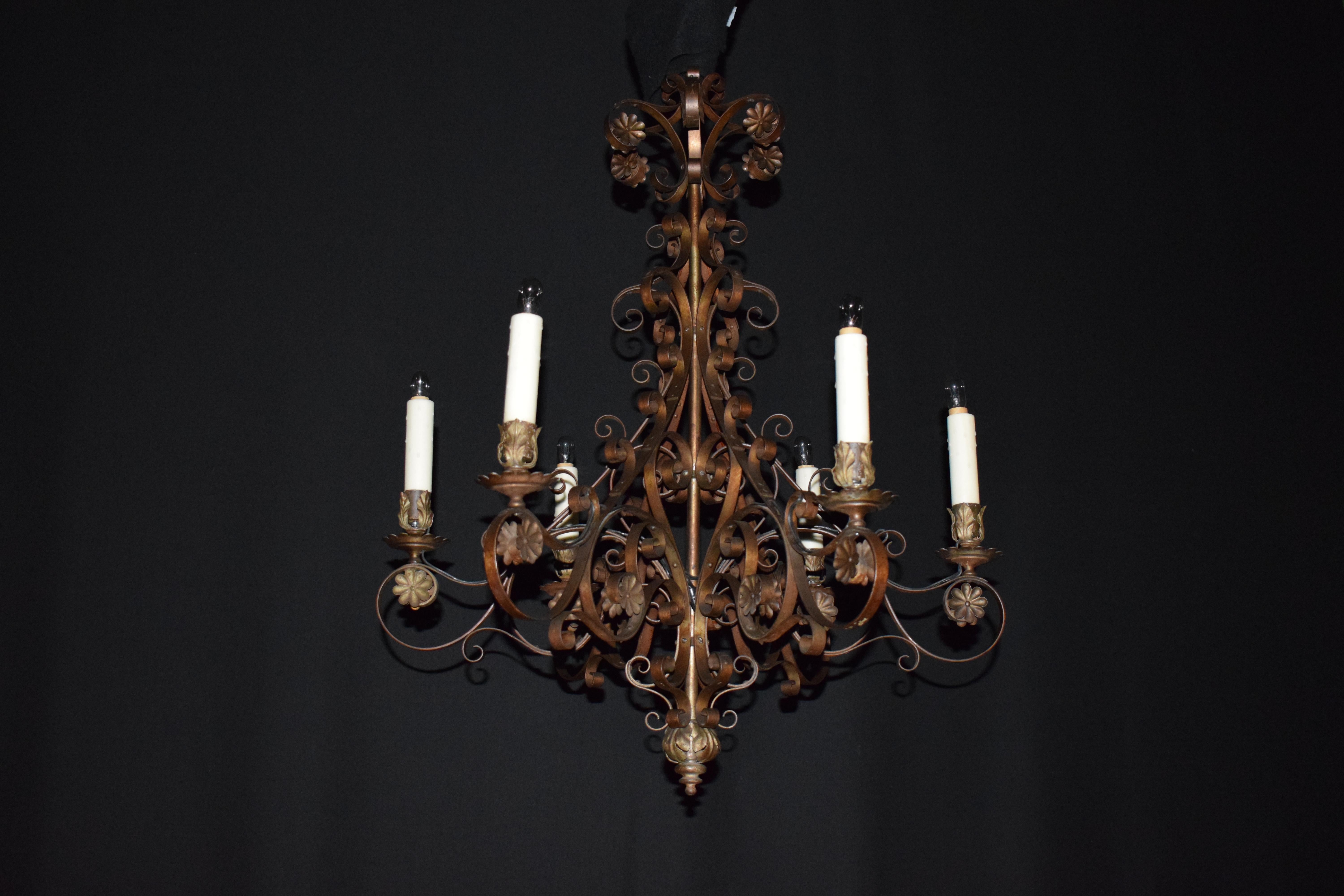 Un très beau et élégant lustre en fer de style baroque, France, vers 1900.
Dimensions : Hauteur 32