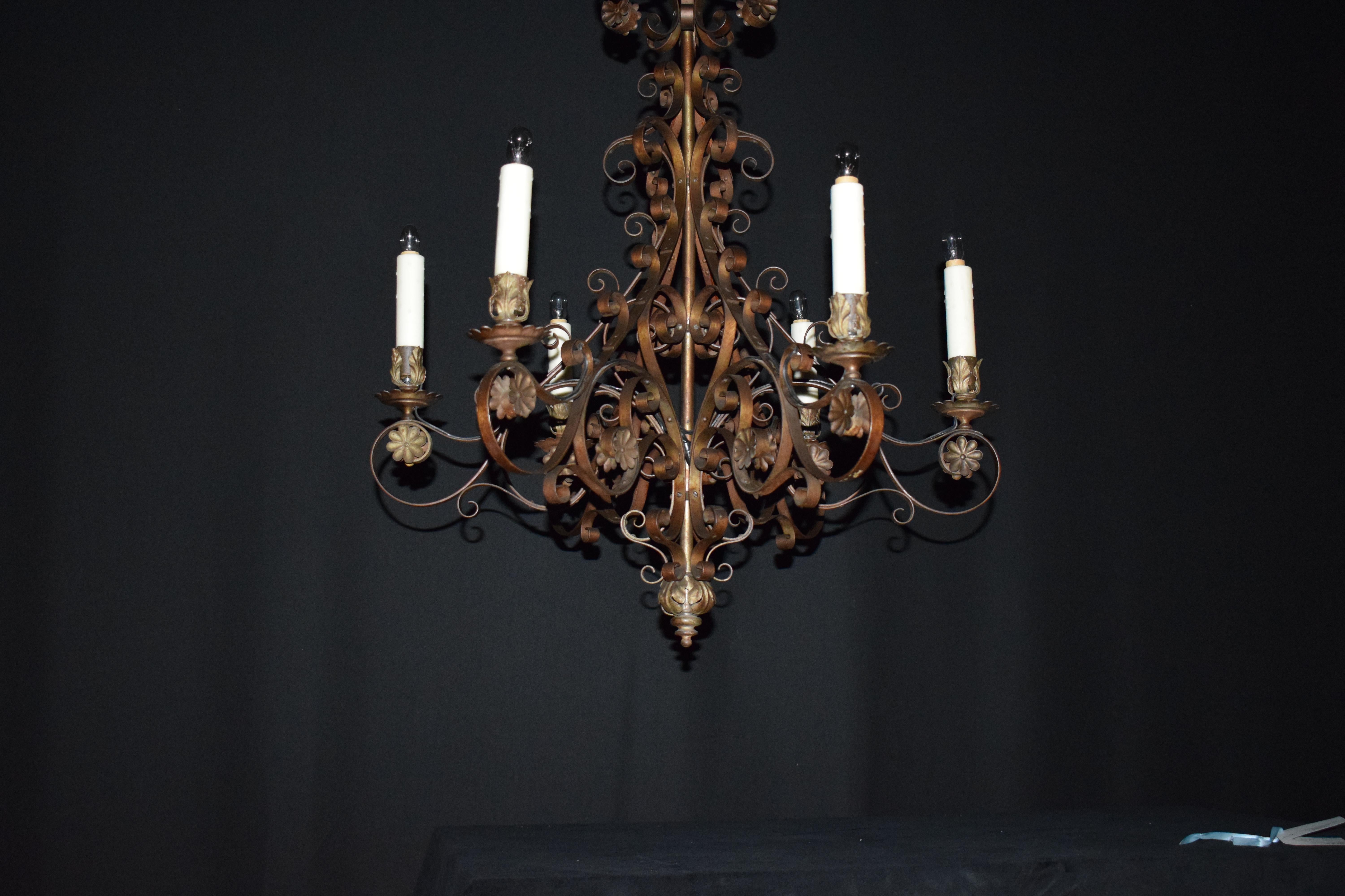 Français Lustre en fer de style baroque très fin et élégant en vente