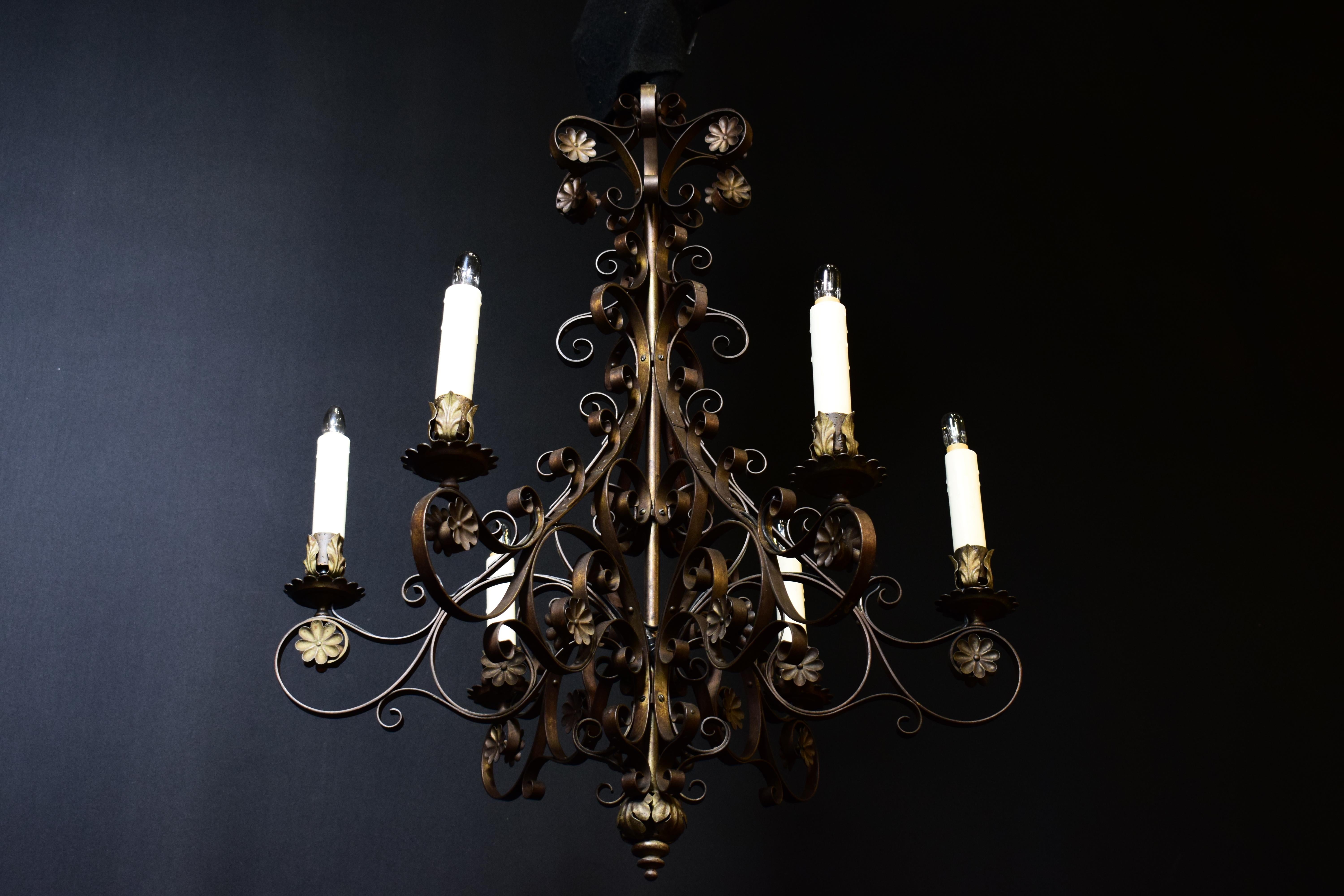 Début du 20ème siècle Lustre en fer de style baroque très fin et élégant en vente